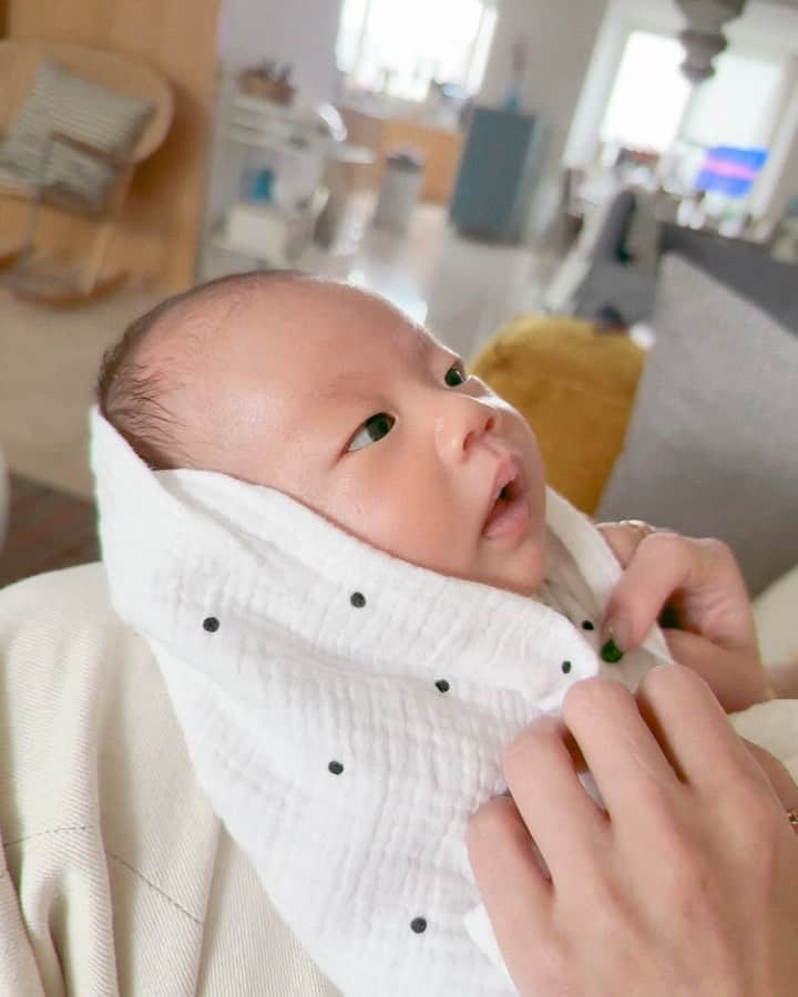 チョン・ヘビンのインスタグラム：「바른이 안아주러 온 이모들😍  바른이는 좋겠다 태어나자마자 이쁜 이모들이 바른이 축복해주러 안아주러 이렇게 많이 와줬어요  은세이모  희진이이모 아유미이모 정아이모 지혜이모 다은이이모 은희이모 원희이모 조이누나랑 효림이이모  #고마워요이모들❤️」