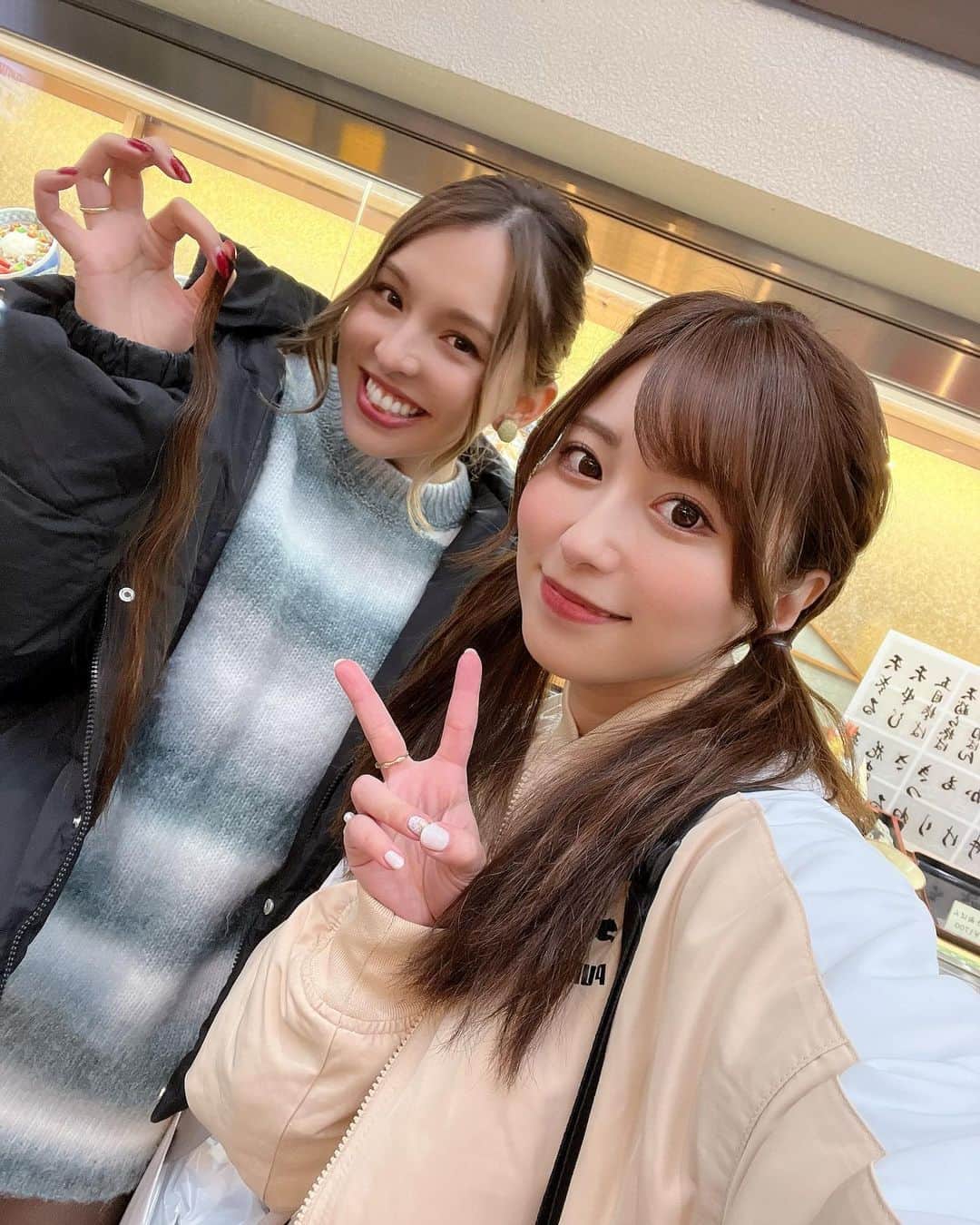 のインスタグラム：「☺︎  今日はいしすさんと お昼は一緒でした☺️  ヘアセットをほどいたら 私のエクステが一本抜けて それを嬉しそうに 持って帰りました(  載せて載せて！  って横から言ってきます🤗 載せます🤗  今日は少し寒いね！  温かいお蕎麦がしみますぅ☺️✨  この後はもう1件撮影だぞー❣️  日曜日はいよいよ カレンダーイベント♡  渋谷で開催です☺️ 来てくれますか？？😘  #浅草 #お蕎麦」