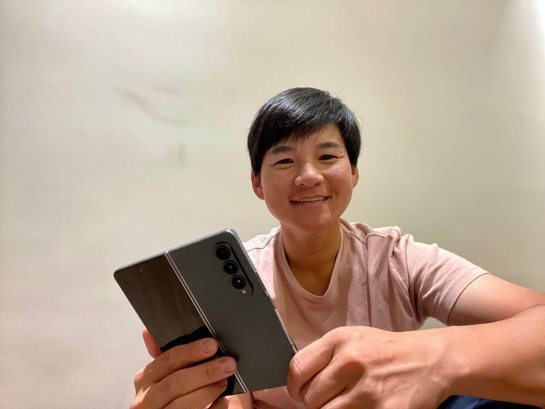ヤニ・ツェンのインスタグラム：「謝謝三星手機，第ㄧ次拿到這手機時很驚艷，好美的摺疊機。可以手寫的功能讓平常喜歡做筆記的我更加方便加上大大的螢幕讓眼睛看了也很舒服。期待開拓更多的功能😄  #GalaxyZFold4  #Spen隨時筆記 #展開多工的藝術  @samsungtaiwan」
