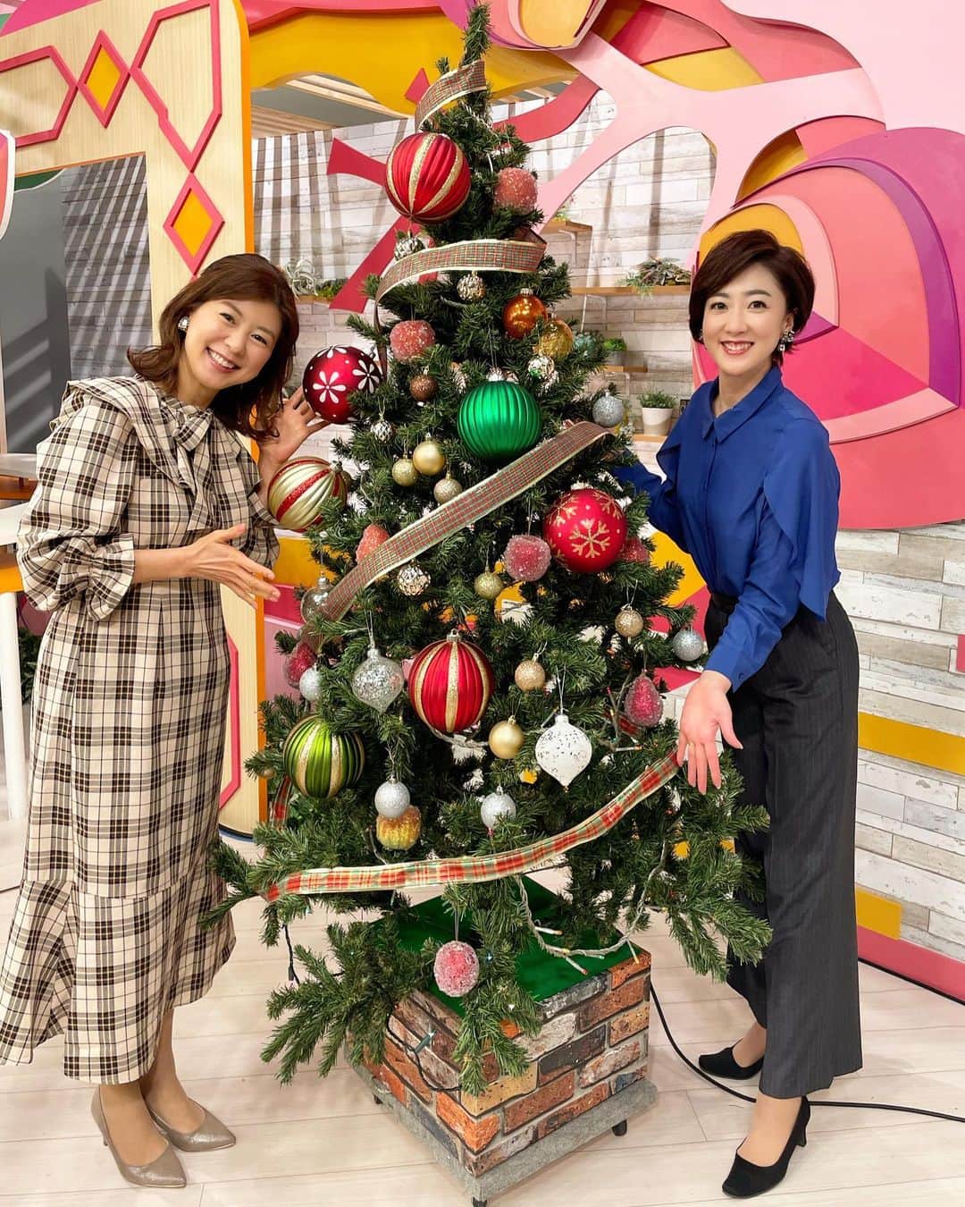 池尻和佳子さんのインスタグラム写真 - (池尻和佳子Instagram)「スタジオにも今日からクリスマスツリーが飾られています🎄  そろそろサンタさんへ何をお願いするか、考えないといけませんね。」12月1日 14時54分 - wakako_ikejiri_rkb