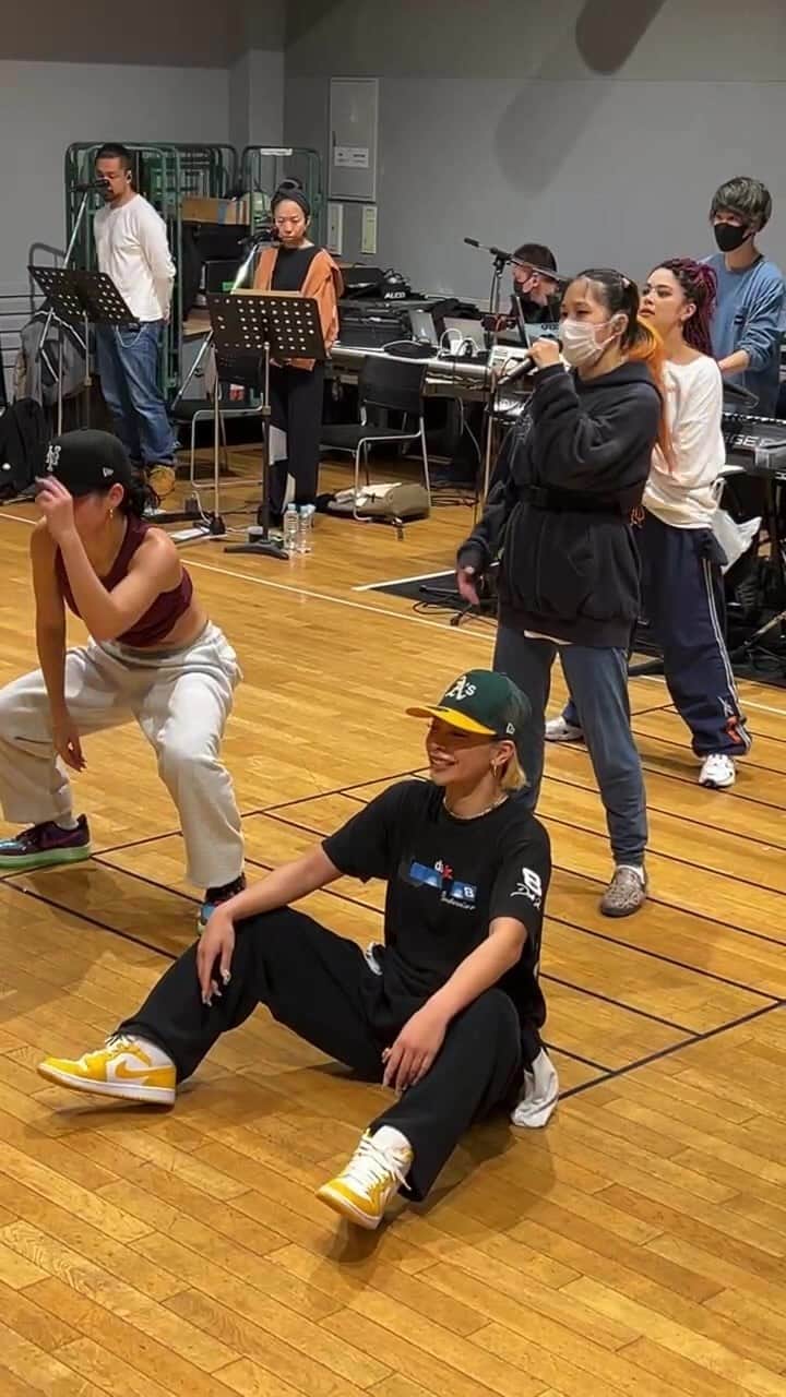 AIのインスタグラム：「12/9(Fri) AI DREAM TOUR FINAL in Tokyo (rehearsal)  いよいよ来週金曜日12/9、5月から全国35公演をまわってきたツアーのファイナルでっす🔥の今日は直前リハーサルでっす🔥みんな来てね〜ファイナルで会おう🤩ひかりTV/スペシャで生放送/生配信もあるよ🔥  “🌍AI DREAM TOUR🇯🇵” members are…  🎹Key & Bandmaster @yuki_kishida  🎸Bass @ren____yamamoto  🥁Drums @soy_drums  🎸Guitar @assh_storm   🎙Chorous @azumi_takahashi  🎙Chorous @yohsukeuematsu   💃Dancers @mona712 @ying.yansamurai @minami0ikawa @meechandeesu @twinares_   🔥Choreographers @luudaddy @elysandraq @riehata @deehelloninja #マイケルさん #KINGOFSOUL #白川光成  🎹Song Arrangements @lejkeys @__mik3music @yuki_kishida #マイケルさん #KINGOFSOUL #星川薫  s/o to 👑KING OF SOUL  🙏🏼Supported by @nestle @kitkat_japan_official @japanairlines_jal @hm @adidastokyo @fila_japan_official @atmos_japan @atmos_tokyo @atmos.pink_official @ranz_entertainment @egaodo1234 @gkkj.tokyo   #AI #AIDREAMTOUR #DREAM #夢 #AIドリームツアー」