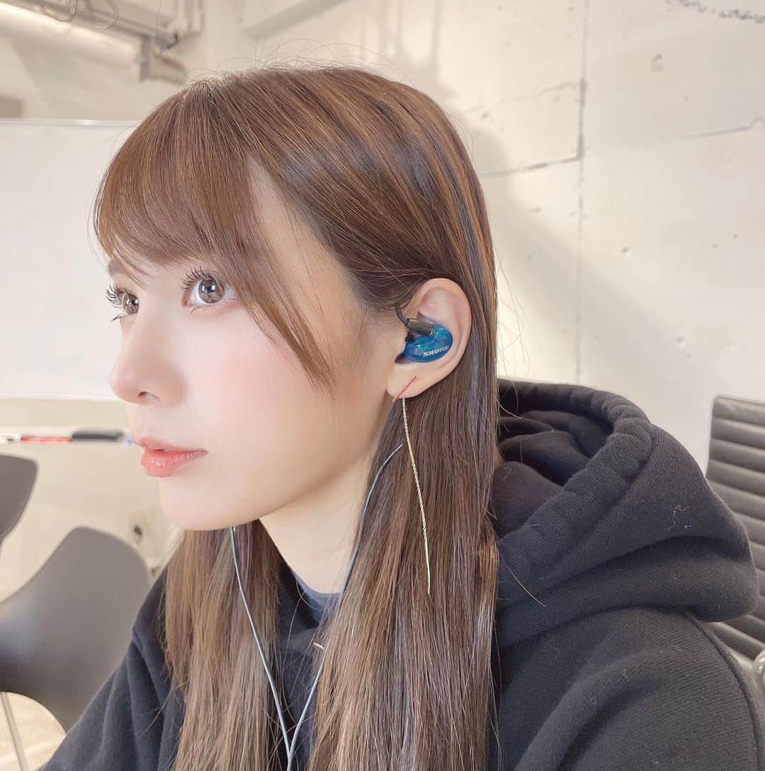 西村歩乃果のインスタグラム：「12月ですね、 今年も残りわずかとなりましたねっ 今月もよろしくお願いします🥺  ゲーマーなので、 ゲームアイテム紹介していこうと思います。 いっつも使っているイヤフォン(ガチ)☺️ 周囲の音を遮断するのはもちろん、 耳にフィットするイヤモニ型なので すごくお気に入りです！！！ なんと言っても色が可愛い  #PR #Amazonブラックフライデー  #SE215  #Shure  #イヤホン」
