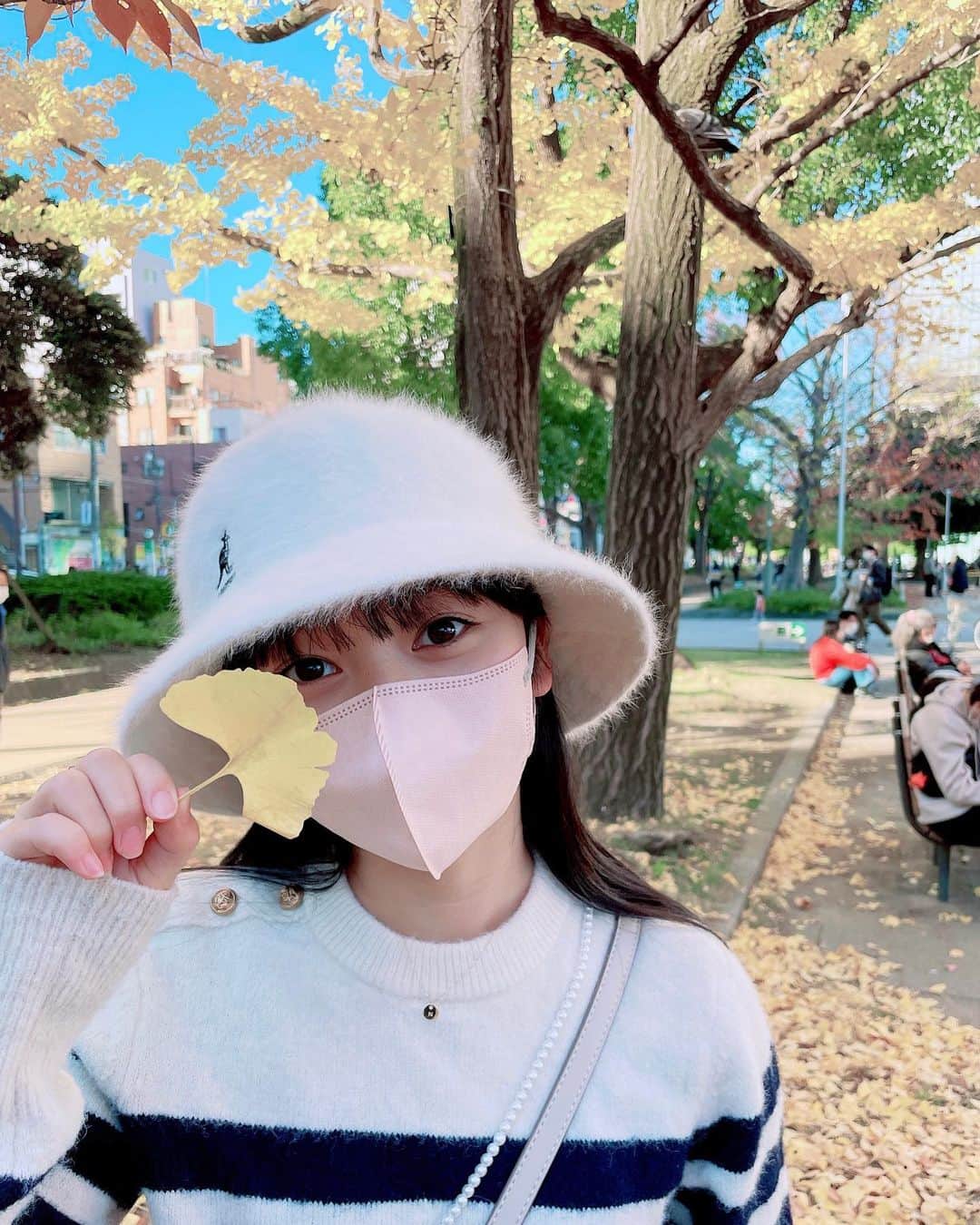 横溝菜帆のインスタグラム：「🍂  モノトーンコーデ 🐼♡  ふわふわバケハ  @kangol_headwear 厚底スニーカー  @akiiiclassic_japan_official 最近のお気に入りです☺️  先日立ち寄った公園のいちょうが綺麗でした🍁  今日から12月♪ 大好きなクリスマスが近づいてきて楽しみです🎄🎄  #横溝菜帆」