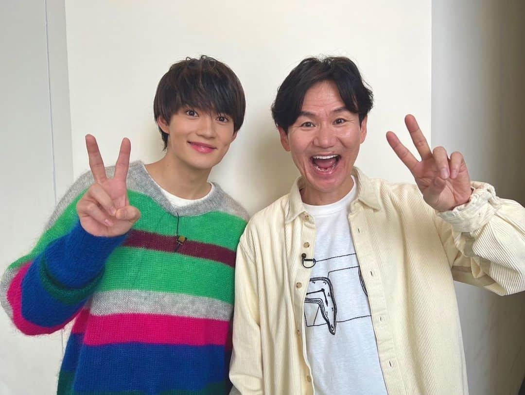 佐野勇斗さんのインスタグラム写真 - (佐野勇斗Instagram)「南原さん！！  めちゃくちゃ大好きです南原さん！！！ いつもお会いすると、 元気か！佐野くん！と言ってくれ僕の近況を聞いてくれるんです。 こんなスターなのに、全員にフランクで尊敬が止まりません… 頂いた英語の本とめっちゃすごいトイレットペーパー、大事に使わせて頂いています！！  またお会いしたいなぁ〜  南原さんのインスタに僕のことも載せて頂いているので、みてね😊  @nanchan_official_   #南原さん #葉っぱ隊 #ヒルナンデス #佐野勇斗です」12月1日 21時12分 - sanohayato_milk