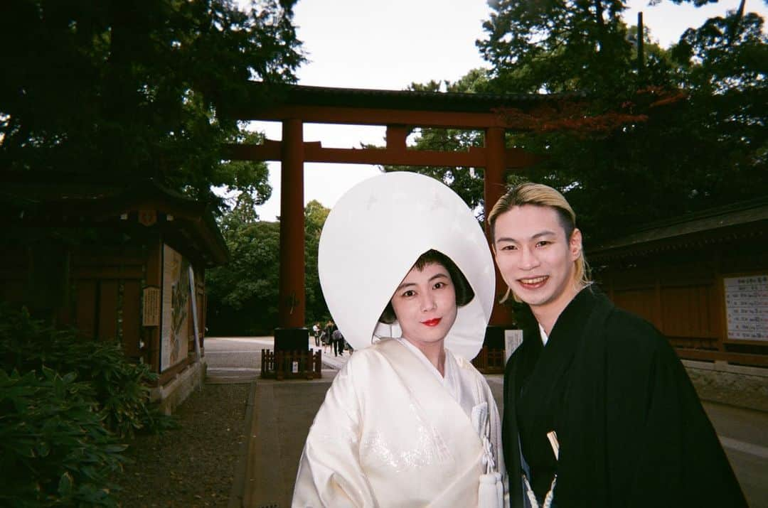 木村仁美のインスタグラム：「神前式のお写真⛩その2  横向きシリーズ📷  写ルンです&横向きの集合写真など🍁  大好きな家族とかさみと夫婦🕊🫶🏻  《余談》 式中に、宮司さんが言葉を唱えてる時に、瑠璃ちゃんが「あ〜う〜っぁ〜う〜」って一緒に喋り出して本当に可愛すぎた🥹  式中に蒼生ちゃんの誓詞の声が思ったよりおっきくてめちゃびっくりしたり、虫トラブルが起きてたり、間違えて立ちそうになってるひろし見たり、蒼生ちゃんの関節に指輪が引っかかってはまらず一旦挫けそうになったり…吹き出しそうな場面が多々ありながらも  三々九度の御神酒は私が全部飲み干しました☺️✴︎🍶 とても美味しかったです🫧  式中はお写真NGだったので、皆様の想像の中で…❁  インスタの投稿が減りすぎて、日記のように長文書いてしまいますがお許しください🥺  (全員写真、急いで撮ったので婦側と朗側の位置が逆なのですが気にせずです)  chami  #神前式 #和婚 #白無垢 #結婚式」