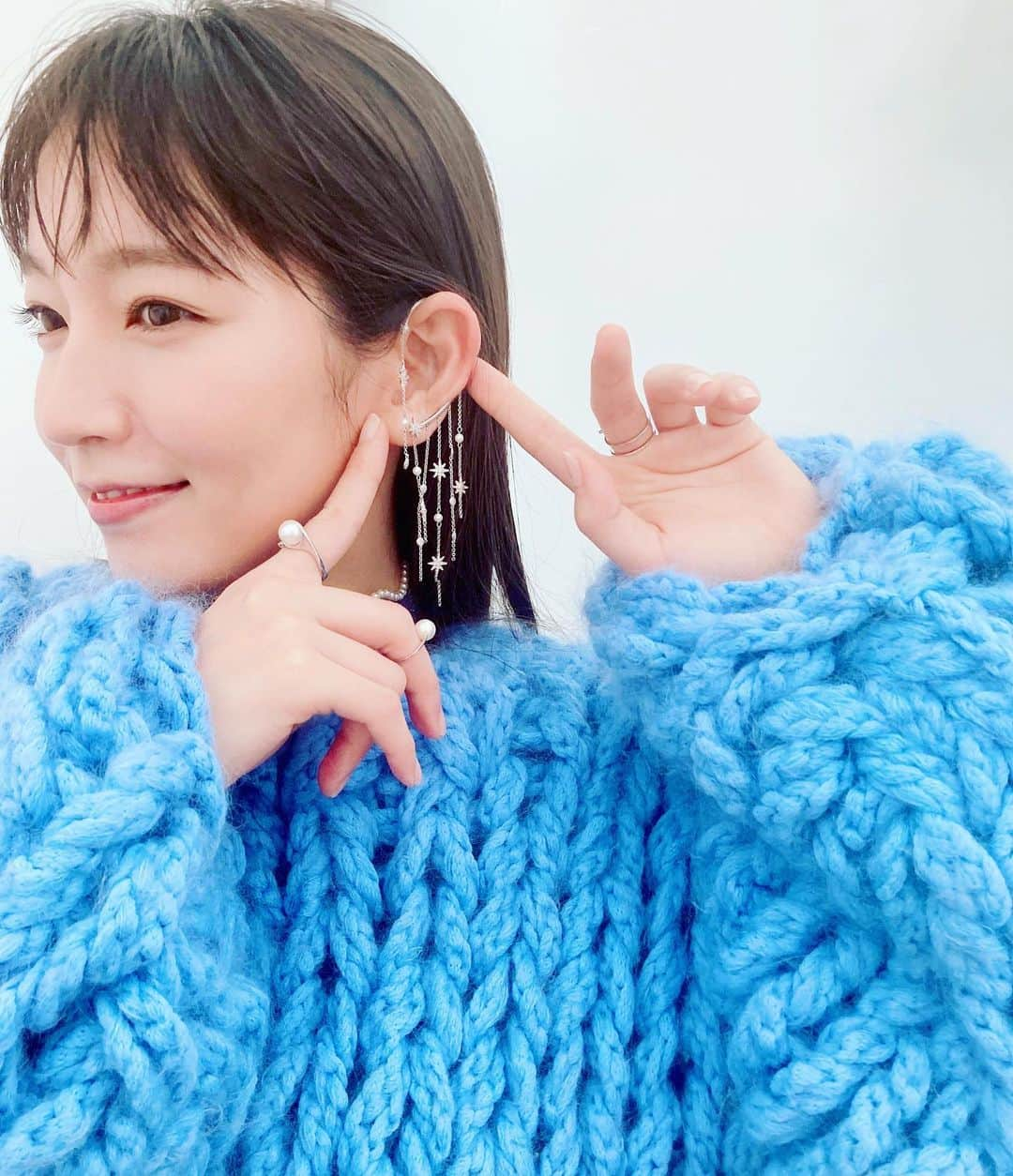 吉岡里帆（マネージャー）のインスタグラム：「HOT PEPPER Beauty 2022年12月号に吉岡さんが登場してます💎  ボリューミーな青ニットにホワイトのボトム、アクセサリーもキラッキラでハッピーな撮影でした🫶❄️ 吉岡さんのテンション上がり具合をみなさんも写真の決めポーズから感じ取っていただければこれ幸い…🥹🥹🥹  中面のインタビューでは、今月28日からディズニープラス スターで独占配信スタートの『ガンニバル』のお話もしてます！ HOTPEPPER Beauty 12月号、見かけたら捕獲よろしくお願いします！👽🛸  ＊  sweater @kotagushiken skirt @marge_tokyo jewelry @oeau_jewelry  @harumi_showroom  shoes @camper_japan   ＊  #ホットペッパービューティー #ガンニバル  #いつかの吉岡さん」