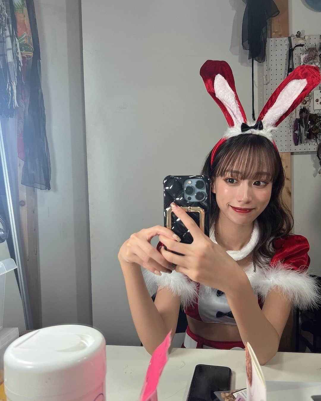 岡島彩花のインスタグラム：「もう12月か🎅🏻🐰❤️  クリスマスみなさんの予定は〜？ 私は仕事でした...🥹笑  #サンタコス #サンタコスプレ  #レースクイーン #ボレジョ」