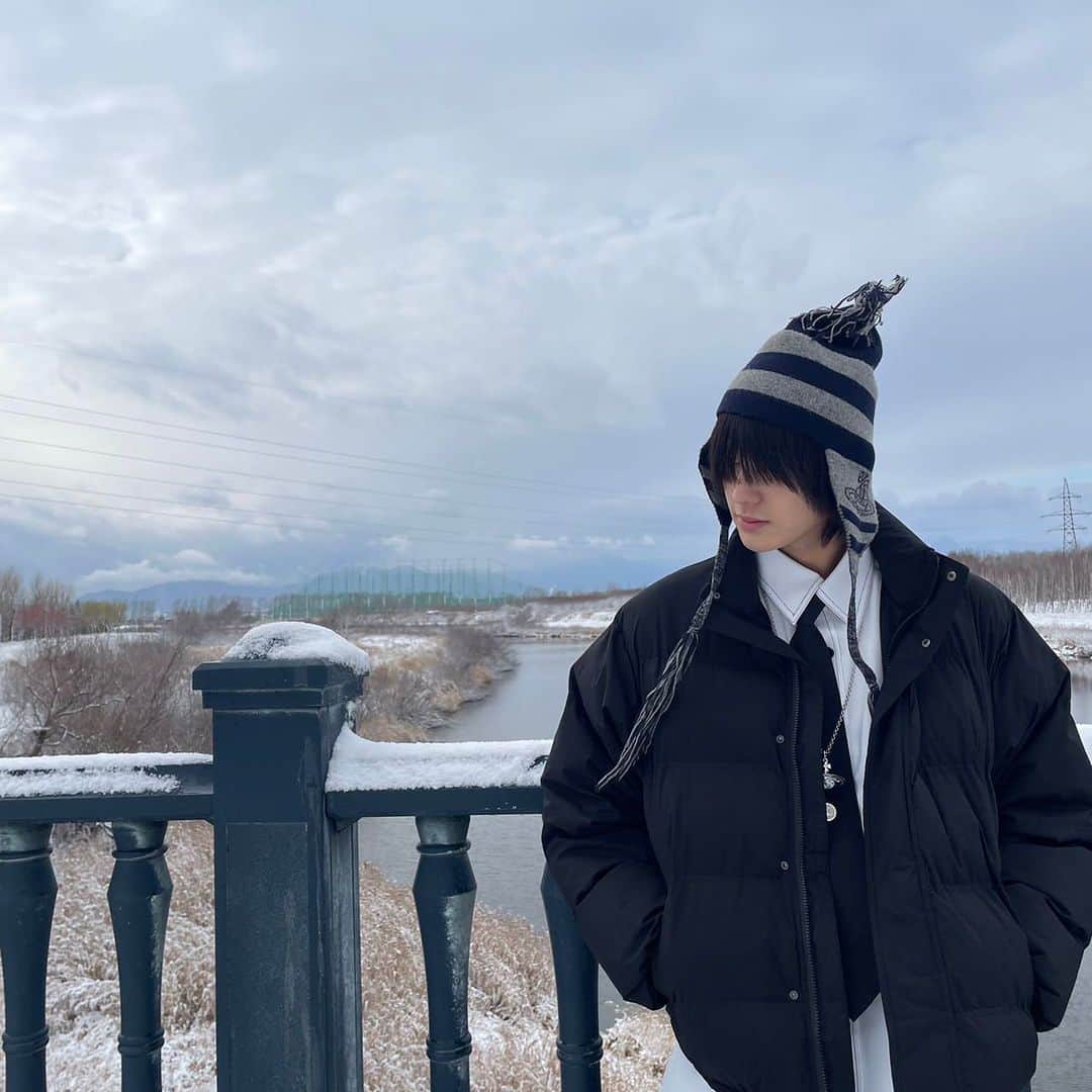 荒木飛羽のインスタグラム：「修学旅行で北海道に来ています‪𓂃 𓈒𓏸◌‬ 雪が綺麗です⋆⸜♡⸝‍⋆ FirstLove初恋の撮影も北海道ロケをたくさんしたので思い出します( ˶'-'˶)」