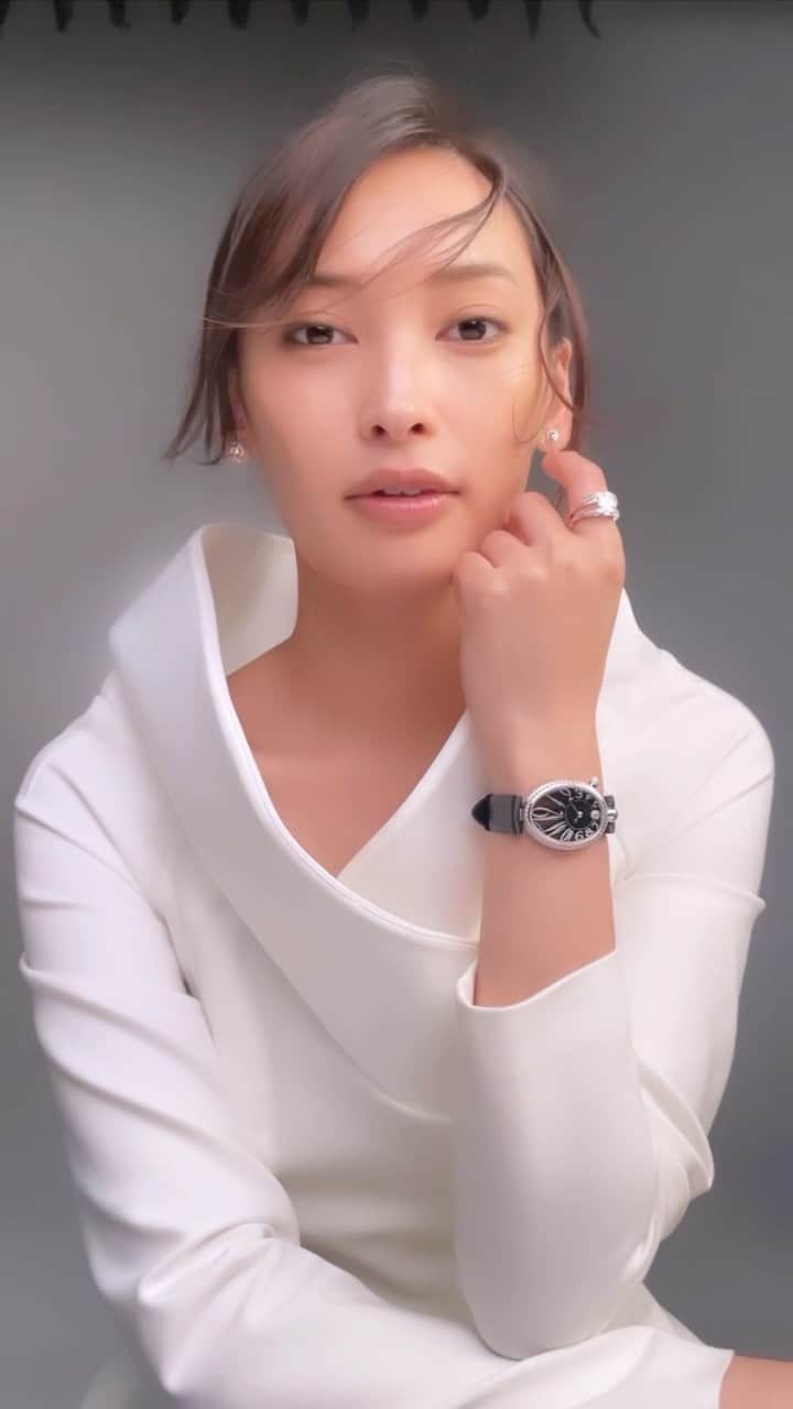 大政絢のインスタグラム：「@montresbreguet   ⌚️✨❄️  Precious magazine １２月号  とても品があり、華やかになるブレゲの⌚️ 皆さんはどちらの時計が好みですか？✨  #ブレゲ#breguet#precious」