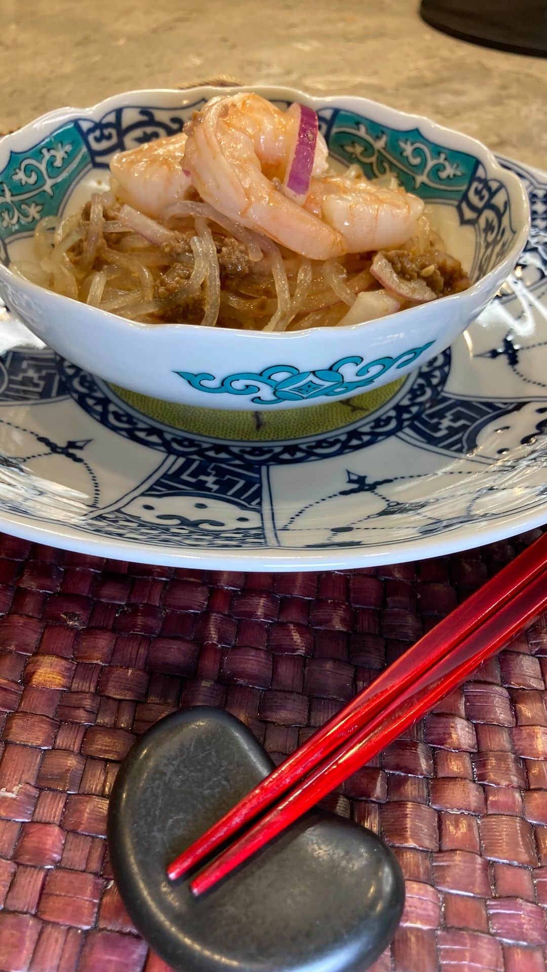 のインスタグラム：「本日の「キッチンで話そ！」は、レンチン肉味噌のタイ風サラダを作りました！  肉味噌は挽肉200gに、お酒、お醤油、お味噌、片栗粉、それぞれ大さじ一杯、はちみつと、ニンニクすりおろし(チューブ)と生姜のすりおろし(チューブ)を入れて、よく混ぜて、3回に分けてレンチンするだけです。 お好みで豆板醤を適量入れたり、刻みネギを入れても。 最初は600Wで1分半、またよく混ぜてさらに2分、またよく混ぜて最後はラップをしないで1分。完成!  この肉味噌に、戻した春雨、茹で海老、紫玉ねぎのスライスを合わせて、レモンのしぼり汁と、ナンプラーで味付け。おしまい!  私は少し辛くするために、青唐辛子をお酢に漬けておいたものをたらっとかけて和えました。  酸っぱいのがお好きな方はお酢を足してくださいませ。  さらに辛くされたい方は赤唐辛子や青唐辛子を入れてもいいと思います。  肉味噌にしっかり味がついているので、合える時の調味料は控えめに。  肉味噌と海老の取り合わせがいい感じです。  青みが欲しければ、三つ葉をザクザク切って一緒に和えてもいいと思います。  ぜひお試しを‼️  #キッチンで話そ  #レンチン肉味噌のタイ風サラダ  #フレンチブルドッグ  #安藤優子」