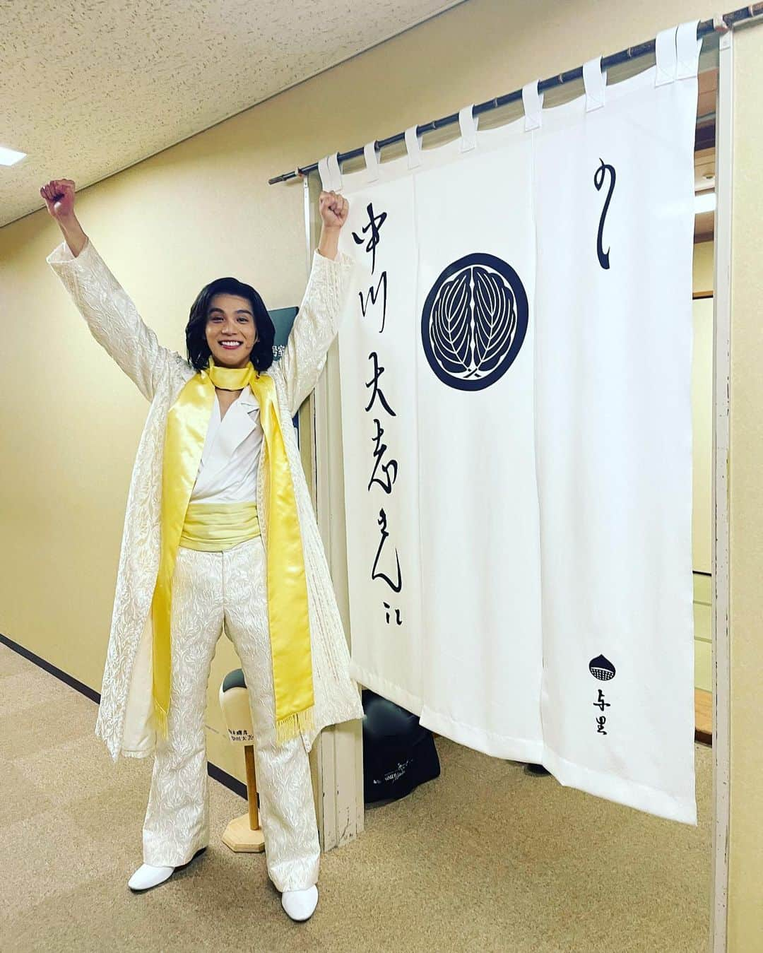 中川大志さんのインスタグラム写真 - (中川大志Instagram)「・ 朝起きて、ようやく実感。 舞台「歌妖曲〜中川大志之丞変化〜」 東京、明治座での1ヶ月が終わりました。 夢じゃない、、よね。 そうか、今日はもう明治座に行かないのか。  全部で31回、やりました。 いや、やれました。 途中、何度も心が折れかける程ヘビーな毎日でしたが、どんな時も、その日の、その回のお客様に奮い立たせて頂きました。 ご来場頂いた皆さんに、改めて感謝申し上げます。  こんなにも自分の身体と、メンタルに向き合ったのは初めてかもしれない。 まだまだ、進化出来ると信じて。 次は、福岡。そして大阪のお客様に届けに行きます。 待っていてください！  楽屋の暖簾は、小栗さんから頂きました。 めっちゃカッコよくて、ここをくぐる度にテンションが上がります！！ （真っ白なので、汚さないようにそーーっと通ってる☺️）  #歌妖曲 #明治座」12月1日 16時29分 - taishi_nakagawa_official