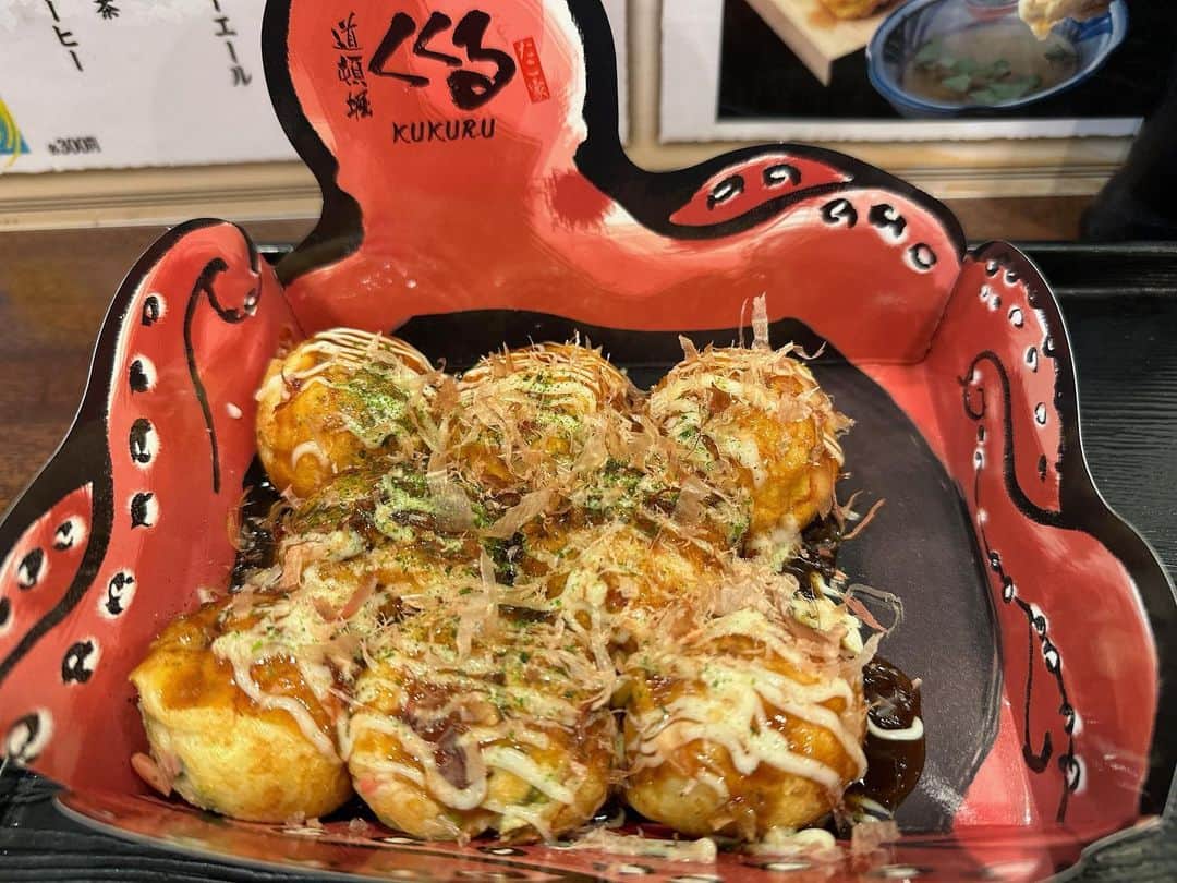 濱田隼さんのインスタグラム写真 - (濱田隼Instagram)「日帰りで大阪出張。 仕事が終わって、たこ焼きタイム！！！  父の実家が関西なので 小さい頃から大阪に寄るたびに食べているおなじみの味。  そうそう！この味！！ 大阪きたーーー(^^) 癒しです。  #たこ焼き」12月1日 16時50分 - shun_hamada_nbn