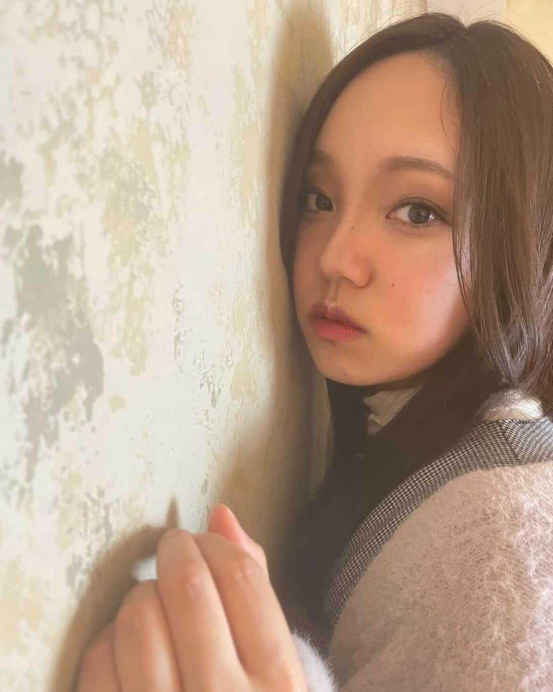 のインスタグラム：「📜🪞📜🪞  12月もよろしくちゃん🫶   #top撮影会  #撮影会  #monotone  #モノトーン  #december #portrait  #photo  #photooftheday  #photography  #photographer  #fashion  #冬  #winter #love #twitterfollow  #写真好きな人と繋がりたい #ポートレート好きな人と繋がりたい  #カメラマンさんと繋がりたい  #少しでもいいなと思ったらいいね #follow #セミロング #女優  #actor #声優  #voiceactor  #平井綾乃 #OMNIA #オムニア」