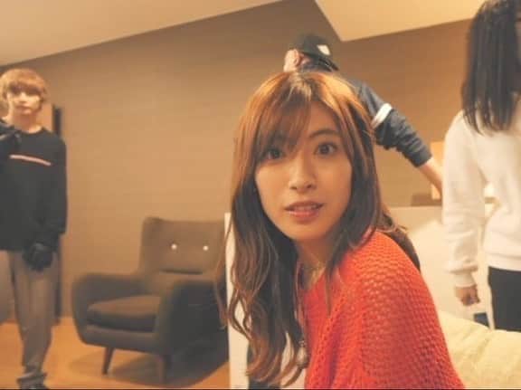 瀧本美織のインスタグラム：「不意に、舞香が撮ってくれた写真にちらっと昊汰くん🐶 革手袋をしても可愛さが滲み出てますね。 ソファも顔みたいで何気にかわいいです☺︎  Sisterでは涙のシーンがとても多いです。 これは、二人の涙の記録のほんの一部です。 写真を撮ることをおざなりにしてしまいがちなのですが、若い二人がいつも自然にみんなを写真で切り取ってくれるので、想い出が色褪せない！とても、有り難いです。 撮影したときのことが蘇ってきて、感慨深いです。 役を演じているとき、 女優として、の前に一人の人として、大切な瞬間の真っ只中にいるなぁと感じることがたくさん、たくさんあるのです。   @sister_ytvdrama   #Sisterドラマ  #沙帆」