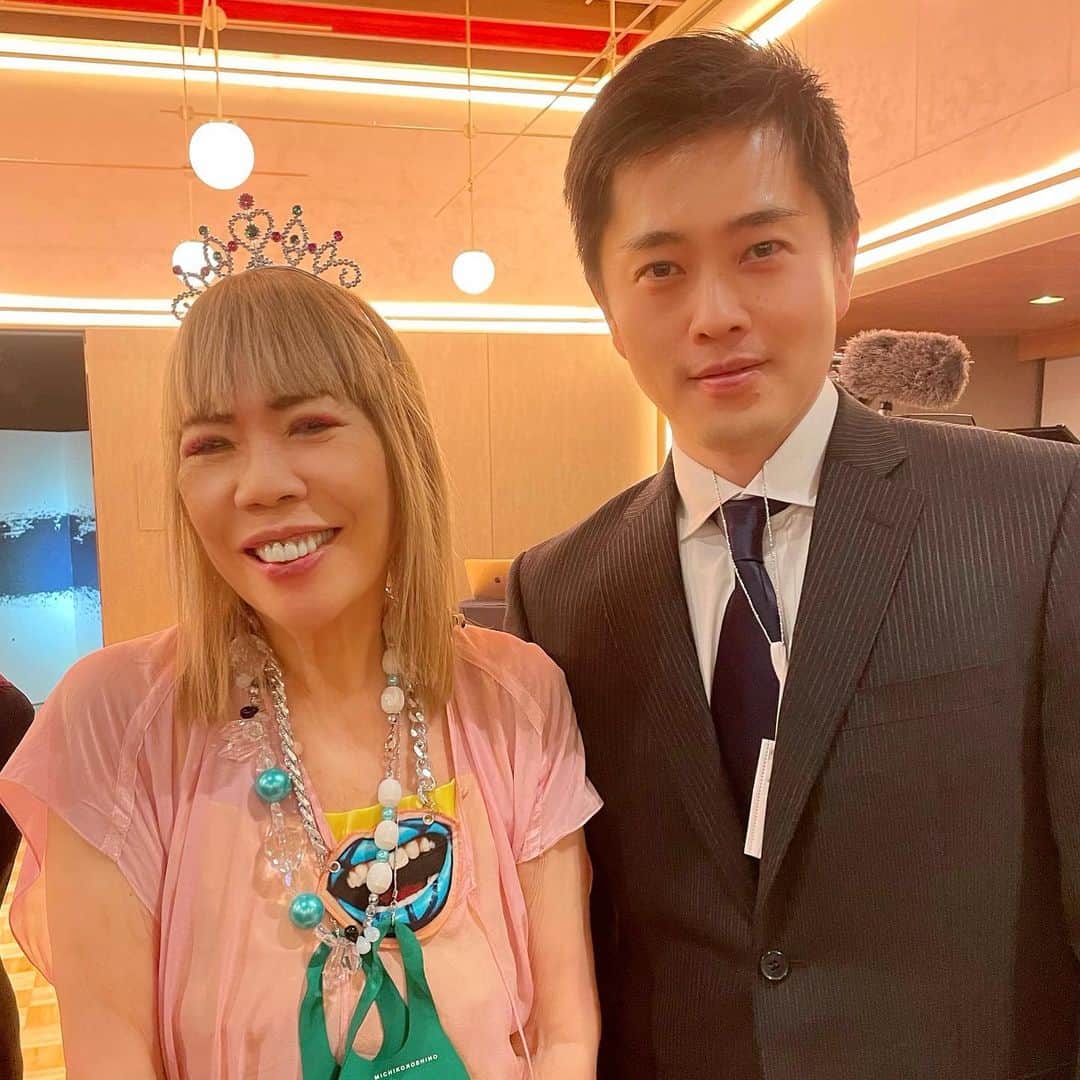 ミチコ ロンドンのインスタグラム：「おかあちゃん、小篠綾子から3姉妹で引き継いだ、The Uの会にて。  big smile, 吉村知事もみなさんも数年ぶりでしたからね。」
