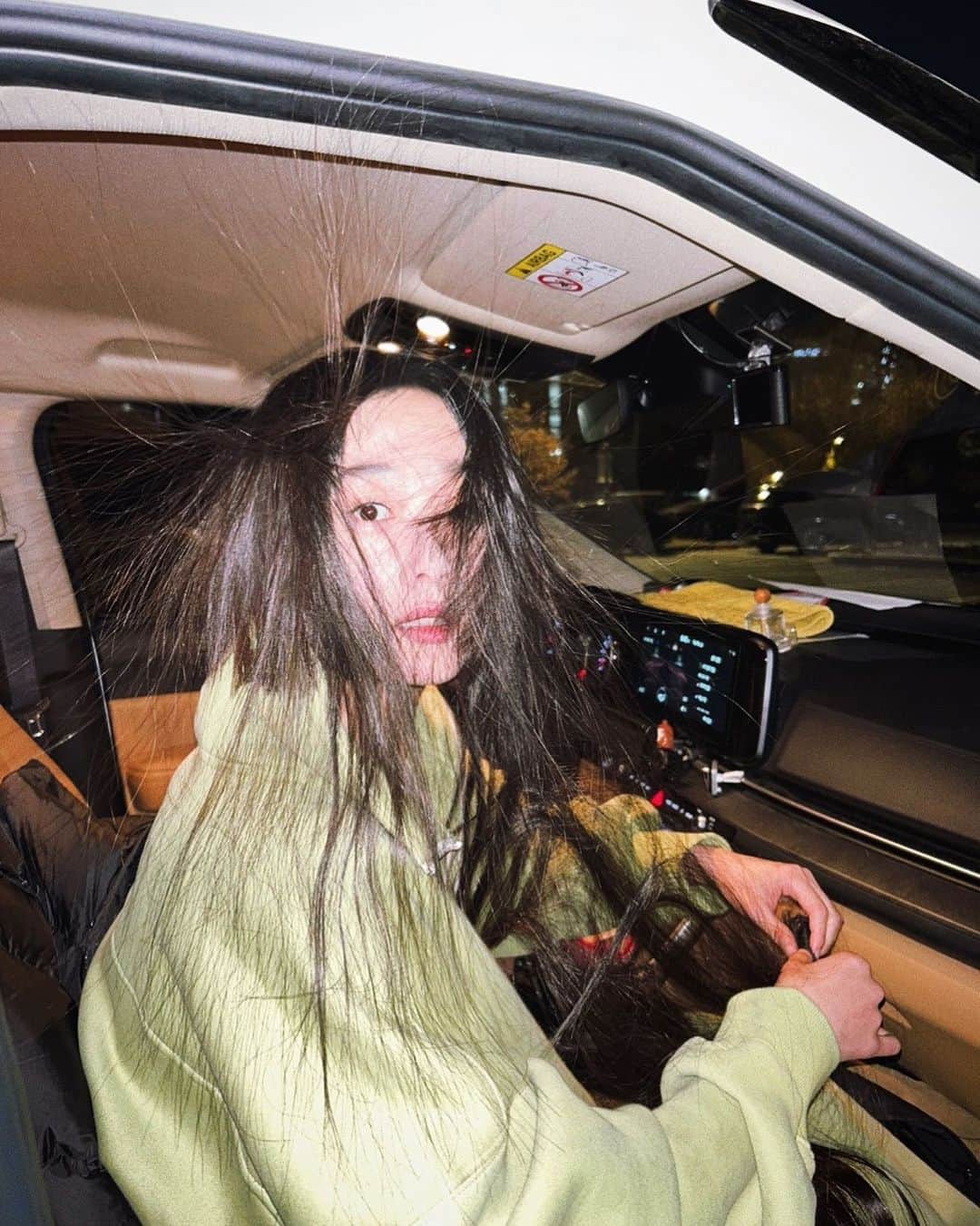 イ・ユミのインスタグラム：「정전기야 저리가!! 다시돌아와..👩‍🦰」