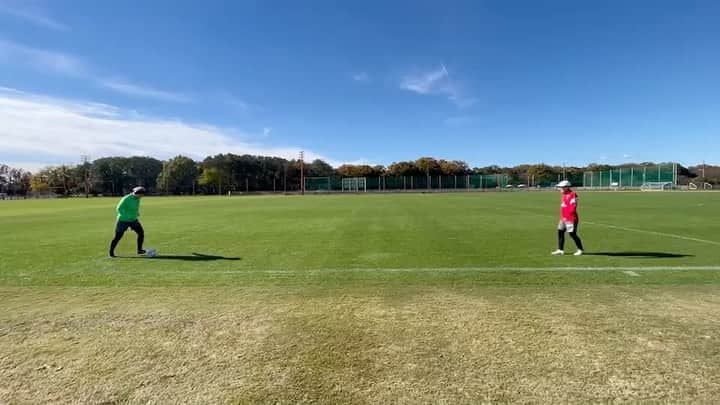 池田咲紀子のインスタグラム：「術後4ヶ月半ほど⚽️  少し前から基礎練習やパス練習ができるようになって、 大先輩あかりたんが相手になってくれて 距離も少しずつのばしてボールが蹴れるようになってきました🥺😭 (撮影者:大先輩 加奈😂)  全然下手くそだし、 まだまだ短い距離でしか蹴れないけど、 膝は全く痛くないし怖くもないし、 「大丈夫なのが逆に怖いなー」なんて言いながら蹴れてます😊😂  毎日JINやレッズランドでのリハビリ、 地道なトレーニングや筋トレが続いてて、 心折れそうなこともあるけど、 たくさんの人に支えられてここまでは順調に進められてます。  本当にたくさんの人に対し、 感謝しきれないほどです。  いつもありがとうございます。 そして復帰まで(復帰後も！？笑)よろしくお願いします。😊  #三菱重工浦和レッズレディース  #前十字靱帯断裂  #前十字靱帯リハビリ中  #半月板縫合手術  #内側側副靱帯損傷  #フルコースでお送りしております #膝の大先輩 #栗島朱里  #長船加奈  #一法師央佳  #鈴木佐和子  #膝の後輩 #高橋はな  #皆で頑張ろう💪」