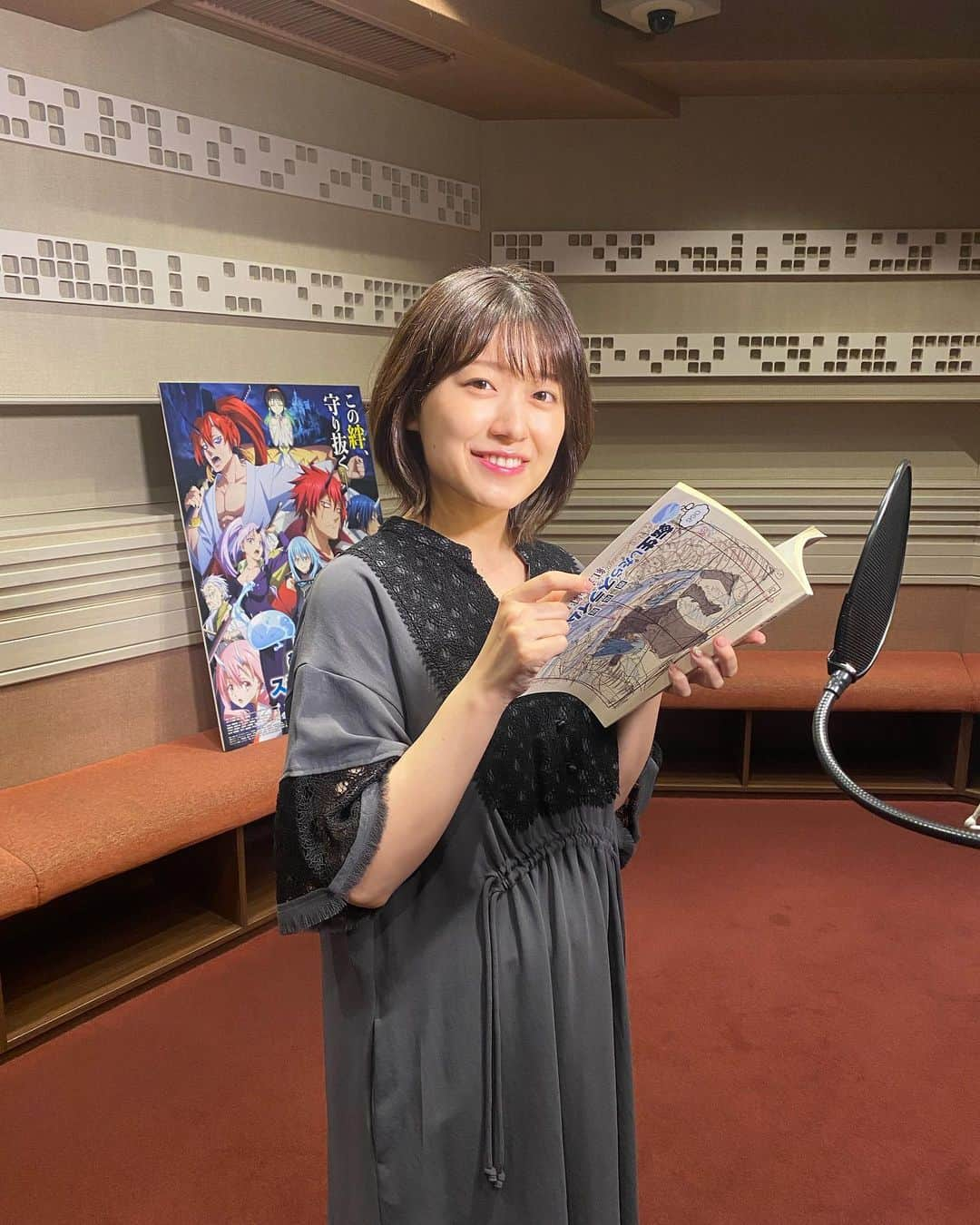 尾崎里紗のインスタグラム：「今日のバゲットで、約1年に渡る声優挑戦企画が完結しました！  東京マラソン、ヴィーナスのチア、Oggiでのモデル…に続いての挑戦企画でした。これまでと大きく違ったのは、減量や筋トレなどと違い、気合いだけじゃどうにもならないこと！  音声を正確に伝えるアナウンサーとは、全然違う技術・筋肉が必要とされることを痛感しました。  企画を通して感動したこと。 プロの声優さん方は皆さん誇りを持って、100%、いや、200%の熱量で仕事と向き合っていたこと。 次の日声出ないんじゃ‥！？と、心配になってしまうほど、１つひとつのセリフに魂を込めている姿が本当に格好良かった‥！！  「声」で人の感情を揺さぶるって、 改めて、凄いことですよね。  プロの仕事をして輝く人生の先輩に沢山お会い出来たことに感謝しています。 本当に、 ありがとうございました✨  . #バゲット　#声優挑戦企画　#最終回　#青二塾　 #古川登志夫　さん #それはそれは優しいお方でした  #劇場版転生したらスライムだった件 #初代王女を演じています #何卒宜しくお願いします」