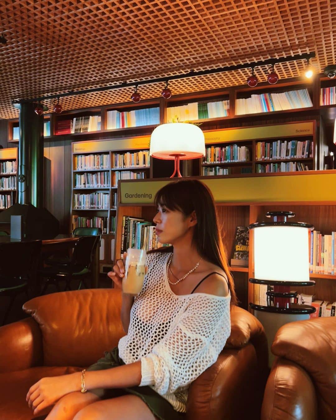 わちみなみのインスタグラム：「本の香りとか本棚の香りってよく見かけるけど  割と人工的で ずっと嗅いでたら病になりそう…って思っちゃう笑  でもたくさんあったらかわいいよね 洋書ってなんであんな綺麗かね？？  文庫本は並ぶと、勉強感でるよね😂  📕🎄  ほんで冬っぽい服が登場せん  #12」