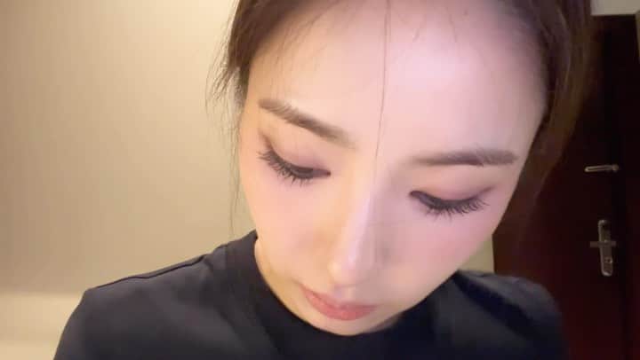 シン・セギョンのインスタグラム：「짧게 다녀온 파리 출장 브이로그가 업로드 되었습니당💛 링크는 프로필에 있어요! Link in bio 🌝✨」