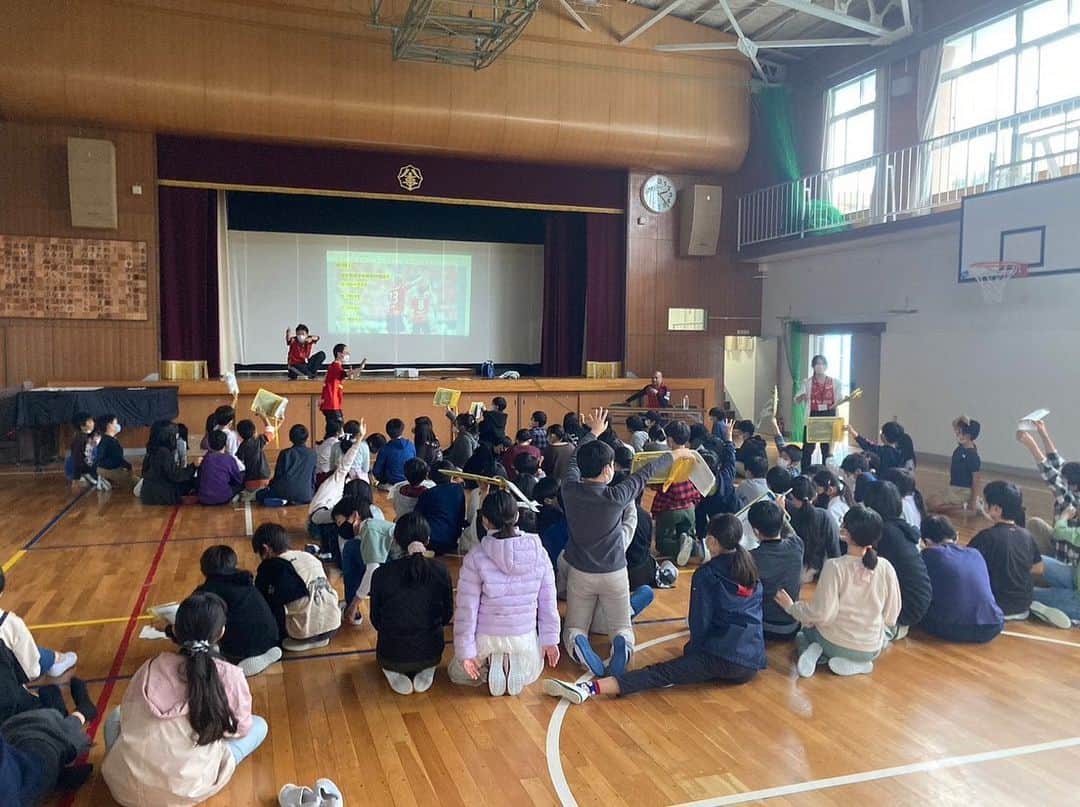 吉田豊のインスタグラム：「先日、小学校で「夢」をテーマにお話しさせていただきました‼︎ みんな真剣に聞いてくれて僕にとっても素晴らしい時間となりました。 #grampus#family」