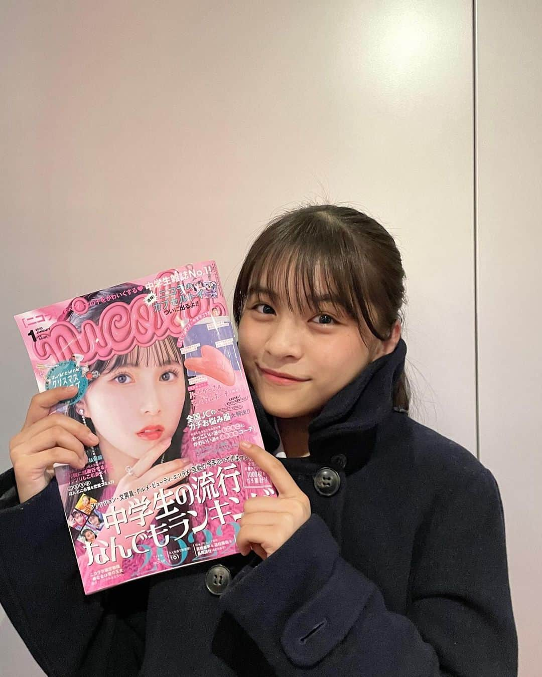 有坂小花さんのインスタグラム写真 - (有坂小花Instagram)「ニコラ1月号発売です！  カイラちゃんのめちゃ可愛いピン表紙が目印💞  中学生の流行なんでもランキングやほしいものだらけのクリスマス大カタログなど大型企画が盛りだくさんなのでぜひチェックしてほしいです！！🫶🏻  付録のレピピアルマリオ×ゆななちゃんのハートかっさ&モノグラムポーチ2点セットも使いやすくてめちゃくちゃ可愛いので是非ゲットしてね〜！＾＾  #有坂心花 #ニコラ #nicola #ニコラ1月号 #ニコモ」12月1日 18時26分 - kohana_arisaka