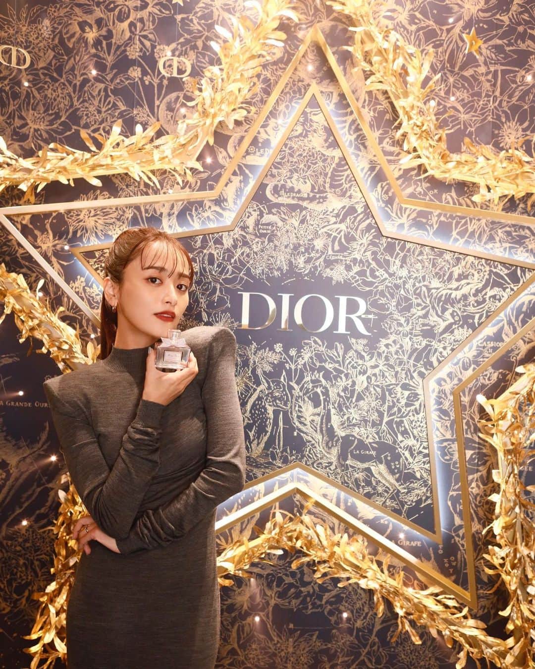 近藤千尋のインスタグラム：「六本木ヒルズアリーナにて 12月2日（金）から12月11日（日）まで ディオールの期間限定イベント 「アトリエ オブ ドリームズ」に 招待していただきましたっ💓😇  AR体験、ゴールドに光輝くシャンデリア、満天の星が降り注ぐかのような イマーシブルーム、 本当に綺麗で一足早く 🎄気分でした💕  そしてオリジナル ホット ドリンクを提供するカフェもあります☕️❤️  ぜひ遊びに行ってみてね🤍🤍🤍     @diorbeauty  #アトリエオブドリームズ #DREAMINDIOR #DIORHOLIDAYS」