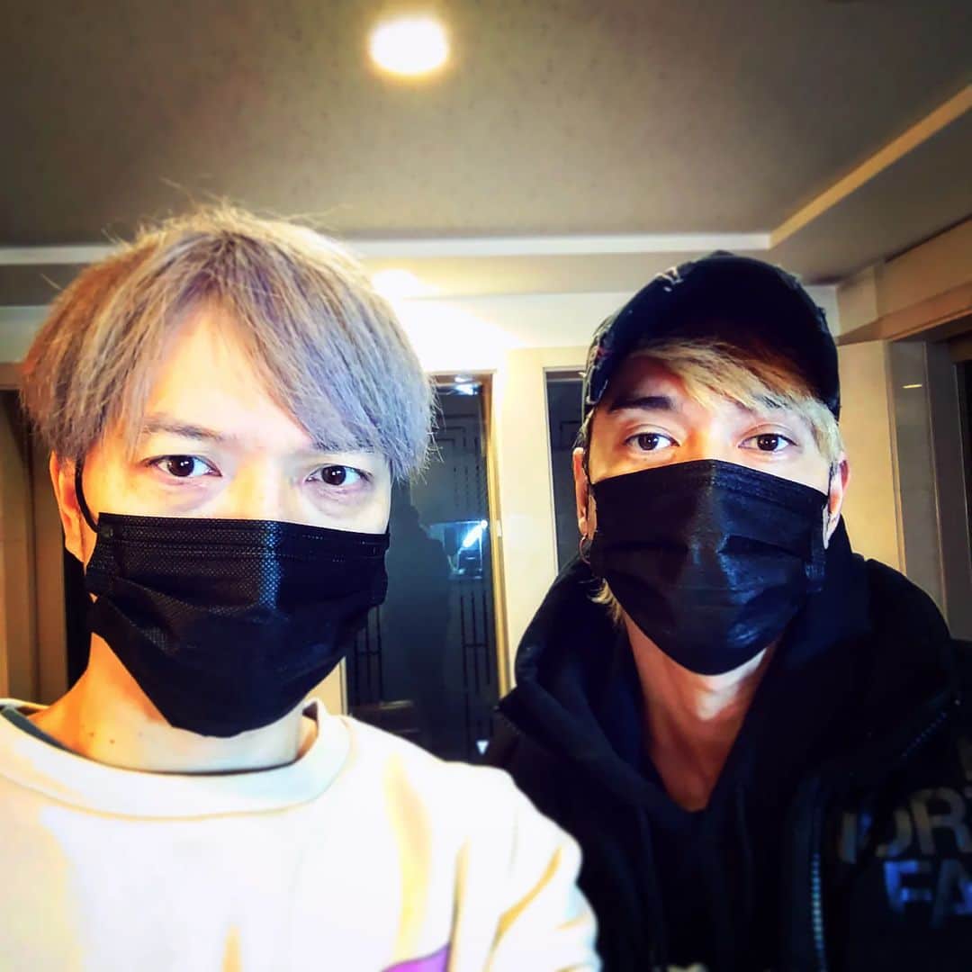 のインスタグラム：「兄弟対談！色々と話てしてます。お楽しみに🙌 ソロライブの振替公演が12/25"性なる夜"に決定いたしました！是非皆様来て下さい〜」