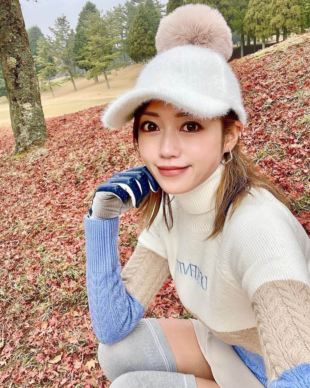 のインスタグラム：「紅葉が終わったら、もう冬❄️だね💙🤍  束の間のシーズンだったな🥺  秋が1番好きな季節🍁  #紅葉シーズン #秋が一番好き #冬がはじまるよ #ゴルフ #ゴルフ女子 #golf #golfgirls  #골프 #골프스타그램  #高尔夫 #golfswing  #韓国スタイル #ゴルフウェア #ゴルフコーデ #ゴルフアパレル #デサントゴルフ」