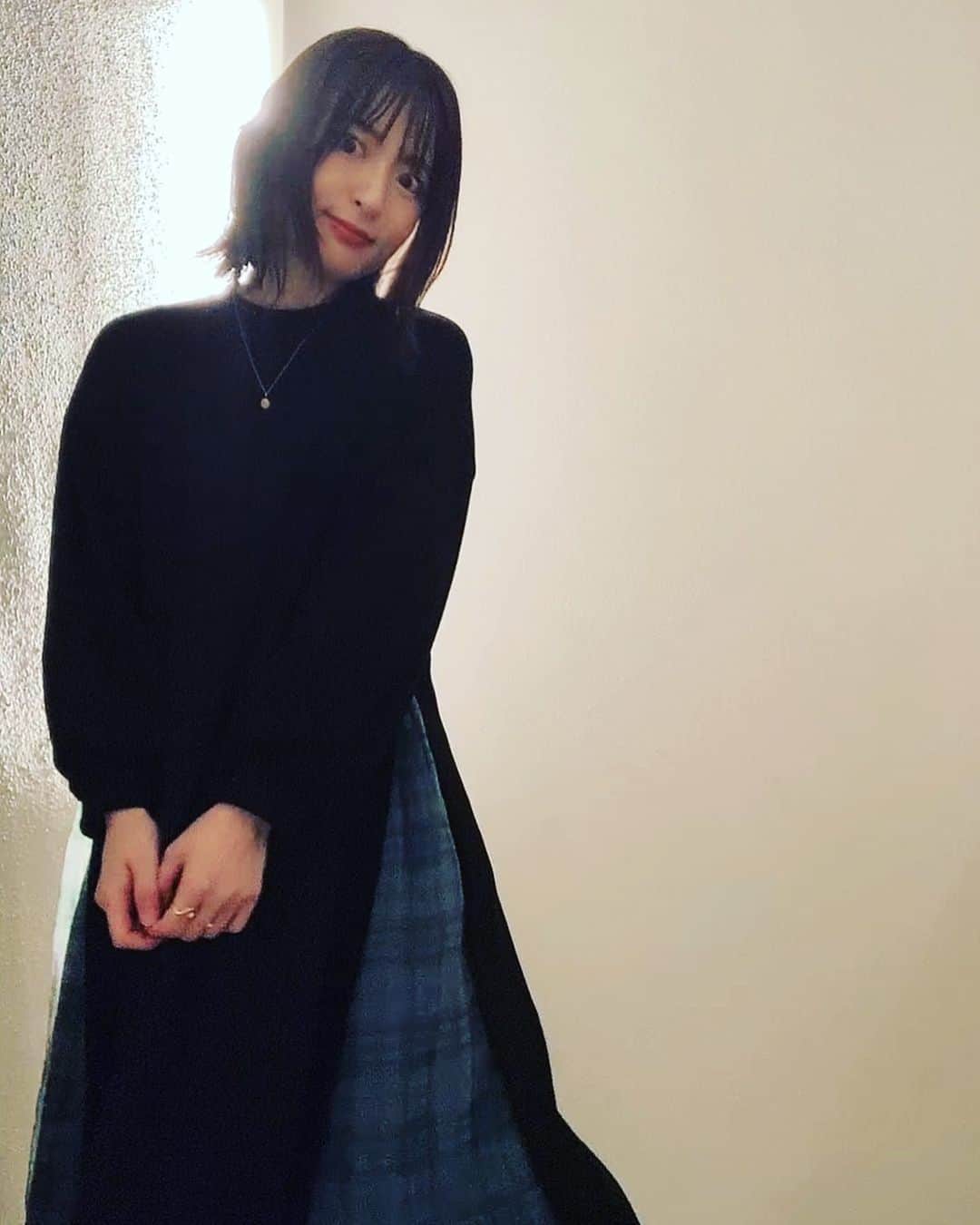 小松未可子さんのインスタグラム写真 - (小松未可子Instagram)「おはこんハロチャオ〜！！ 12月だよ〜！！  急に気温下がるやん令和ちゃん…！ 突然冬が本気出してきましたね。  お洋服難民もやっと方向性が決まり前に進めそうです。(やっとコート出しただけ。)  服は毎日ワンピース！ スウェットワンピが一番楽チン。 動きやすく、音の心配もなく、体のラインが響きにくい！ この服は真っ黒かと思いきや 若干クリスマス風なチェックが入ってるんですよ〜🎄  クリスマスが近い…ということはノエルの３歳のお誕生日もやってきますねえ…  早いなあ…！  ブラックフライデーで奮発した、 ドライヤールームとシャワーヘッドをプレゼントということにしようと思います。(マジで奮発した)  2匹ともお気に召されたようです。  今年のシャンプー、無事に終えられますように…！  年内ラストも頑張っていきましょー✌('ω'✌ )三✌('ω')✌三( ✌'ω')✌」12月1日 18時39分 - mikako_komatsu
