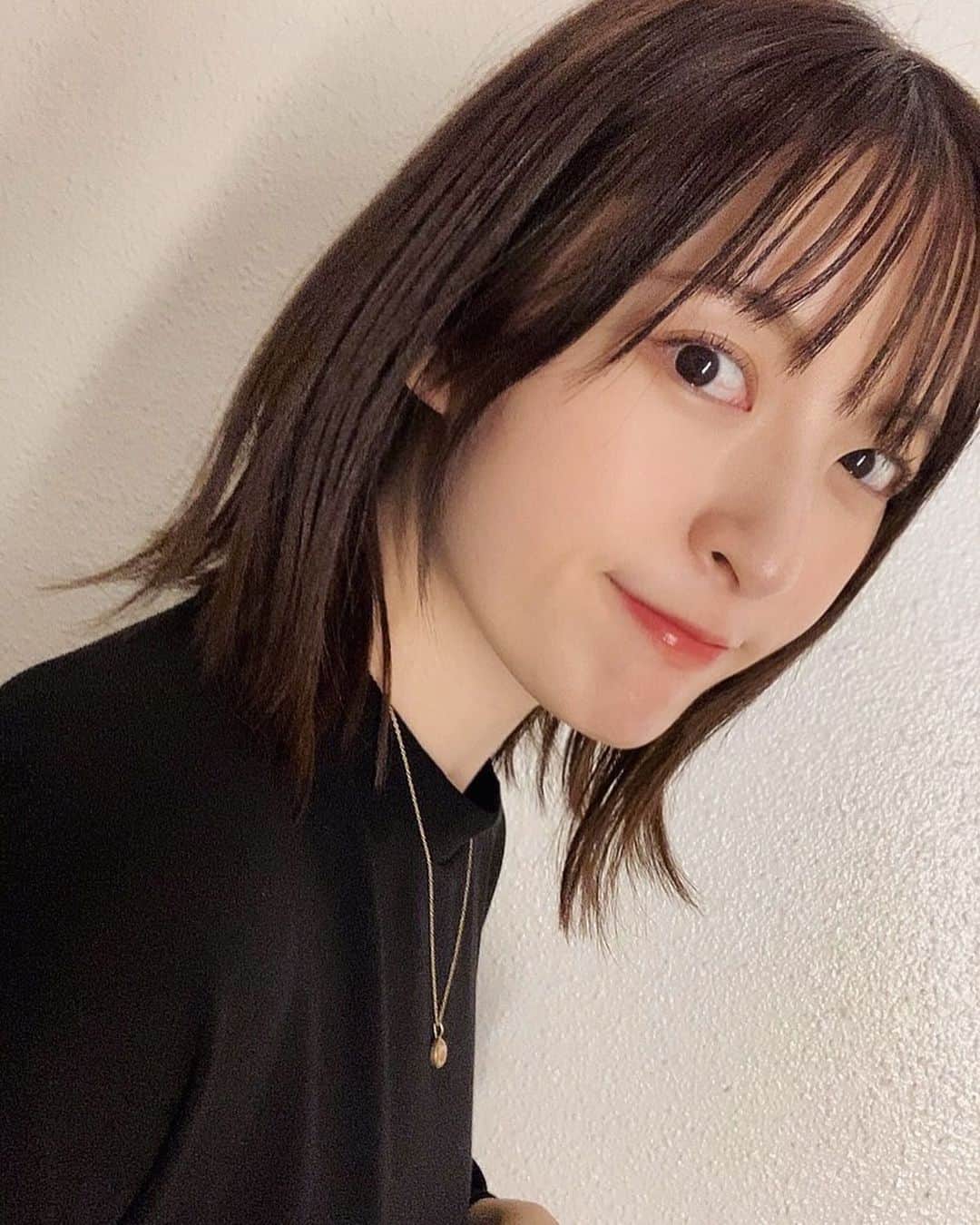 小松未可子さんのインスタグラム写真 - (小松未可子Instagram)「おはこんハロチャオ〜！！ 12月だよ〜！！  急に気温下がるやん令和ちゃん…！ 突然冬が本気出してきましたね。  お洋服難民もやっと方向性が決まり前に進めそうです。(やっとコート出しただけ。)  服は毎日ワンピース！ スウェットワンピが一番楽チン。 動きやすく、音の心配もなく、体のラインが響きにくい！ この服は真っ黒かと思いきや 若干クリスマス風なチェックが入ってるんですよ〜🎄  クリスマスが近い…ということはノエルの３歳のお誕生日もやってきますねえ…  早いなあ…！  ブラックフライデーで奮発した、 ドライヤールームとシャワーヘッドをプレゼントということにしようと思います。(マジで奮発した)  2匹ともお気に召されたようです。  今年のシャンプー、無事に終えられますように…！  年内ラストも頑張っていきましょー✌('ω'✌ )三✌('ω')✌三( ✌'ω')✌」12月1日 18時39分 - mikako_komatsu