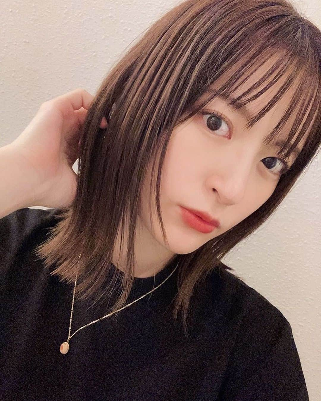 小松未可子のインスタグラム：「おはこんハロチャオ〜！！ 12月だよ〜！！  急に気温下がるやん令和ちゃん…！ 突然冬が本気出してきましたね。  お洋服難民もやっと方向性が決まり前に進めそうです。(やっとコート出しただけ。)  服は毎日ワンピース！ スウェットワンピが一番楽チン。 動きやすく、音の心配もなく、体のラインが響きにくい！ この服は真っ黒かと思いきや 若干クリスマス風なチェックが入ってるんですよ〜🎄  クリスマスが近い…ということはノエルの３歳のお誕生日もやってきますねえ…  早いなあ…！  ブラックフライデーで奮発した、 ドライヤールームとシャワーヘッドをプレゼントということにしようと思います。(マジで奮発した)  2匹ともお気に召されたようです。  今年のシャンプー、無事に終えられますように…！  年内ラストも頑張っていきましょー✌('ω'✌ )三✌('ω')✌三( ✌'ω')✌」