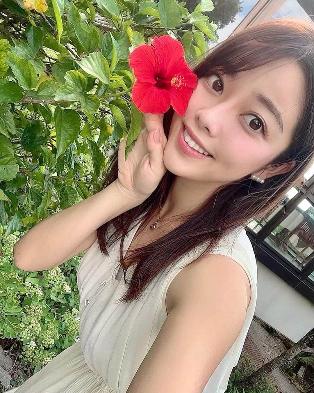 八幡美咲のインスタグラム：「ハプニング多めの沖縄旅🥰 YouTubeの「八幡美咲チャンネル」で 見ることができます🪄︎︎◝✩🫰🏻💗  いま、沖縄旅プレゼントキャンペーンをしているので YouTubeの概要欄をチェックしてみてください✨ 無料で沖縄旅行が当たっちゃうかもー🫧🤍  宿泊した #ホテル は うるま市にある緑に囲まれた隠れ家リゾートホテル🌱𓂃 𓈒𓏸  客室は、周りを緑に囲まれて 静かで落ち着いた雰囲気でした𓂃𓈒𓏸︎︎︎︎   木々に囲まれていて小さなおとぎの国みたいに ゆっくり時間が流れている、 連泊にぴったりのリゾートホテル🏡🌿  #ご飯 ホテル内のレストラン "マカンマカン"の 料理がすっごく美味しくて ディナーの飲茶は食べ放題なんです🥟🥢  熱々の焼売や小籠包、エビチリなどなど ぜーんぶ食べ放題✨� 女性には嬉しい！ 少しずつ運ばれてくるから 色んな種類を少しづつ食べられる🍴 お腹いーーっぱい食べれて幸せでした𓂃𓈒𓏸︎︎︎︎ ❤︎   #breakfast. 朝ごはんも、薬草粥やフルーツ、パン🥐 自分で絞れる🍋生搾りジュースもあって 身体に優しい朝ごはんを楽しめました🌼  ハンモックや卓球でゆったり過ごせます📕  専用のシャトルバスで姉妹ホテルのルネッサンスリゾートに移動をして、ドルフィンプログラムに参加することも可能なんです☁️🐬𓂃𓈒𓏸︎︎︎︎  ⁡ ⁡ -------------------------------------------------- 🏡：ココ ガーデンリゾート オキナワ 🕐：IN14:00 OUT 11:00 全約100室 🚗：沖縄県うるま市石川伊波501 📞：098-965-1000 --------------------------------------------------」