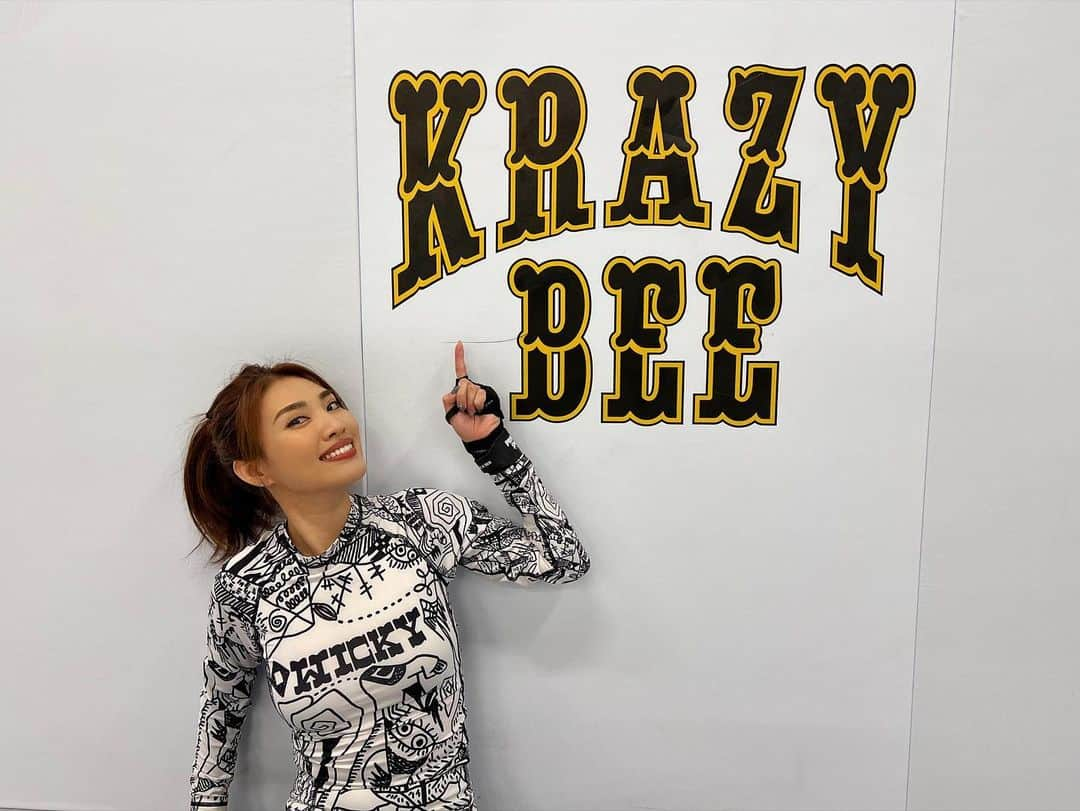 青山めぐさんのインスタグラム写真 - (青山めぐInstagram)「良い感じ🐝🖤💛🖤💛  #krazybee #YSA #yamamotosportsacademy #狂蜂 #山本KID徳郁 #馬込 #格闘技 #総合格闘技 #ボクシング #キックボクシング #筋トレ #ジム #トレーニング #ボディメイク #カフェ #バー #サウナ #gym #training #bodymake #cafe #bar #sauna #wickyartshop」12月1日 18時51分 - megu_19880928