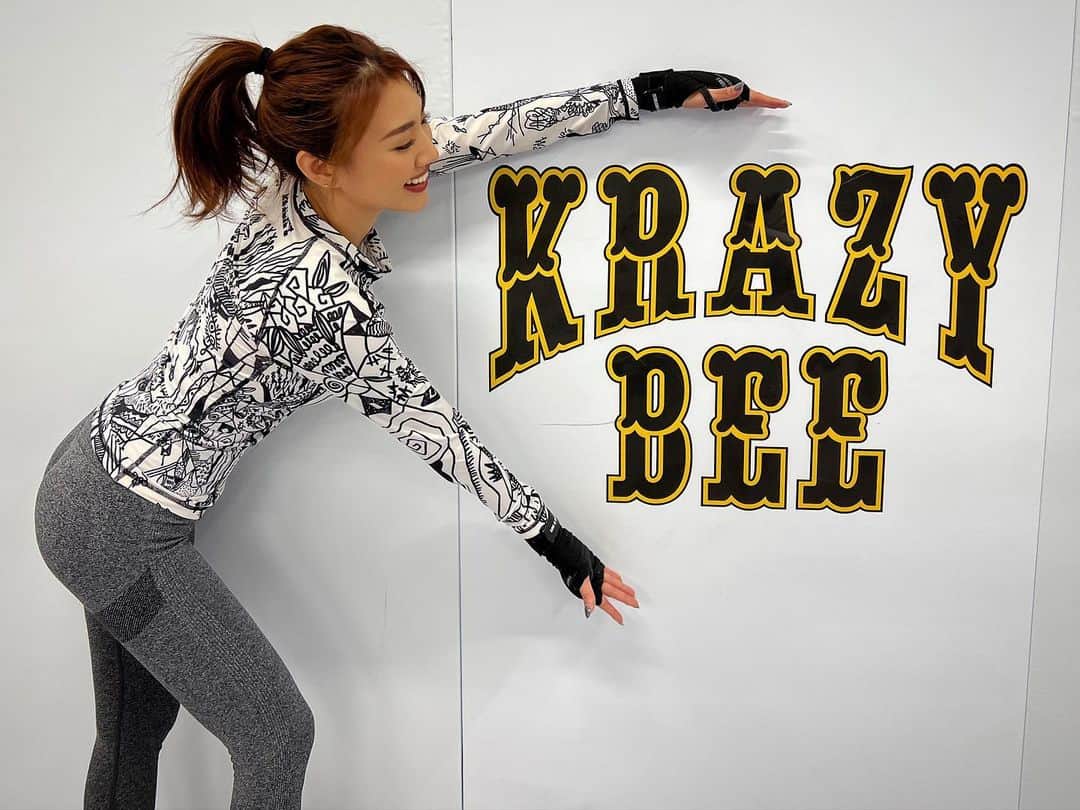 青山めぐのインスタグラム：「良い感じ🐝🖤💛🖤💛  #krazybee #YSA #yamamotosportsacademy #狂蜂 #山本KID徳郁 #馬込 #格闘技 #総合格闘技 #ボクシング #キックボクシング #筋トレ #ジム #トレーニング #ボディメイク #カフェ #バー #サウナ #gym #training #bodymake #cafe #bar #sauna #wickyartshop」