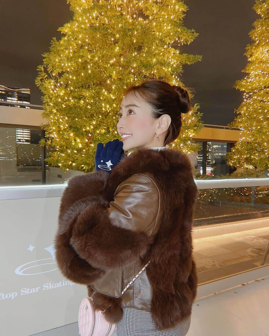 のインスタグラム：「12月1日からGINZA SIX の屋上庭園に 屋上スケートリンクがオープンしたよ🛼❄️ @ginzasix_official   銀座で最も星に近い⭐️スケート場で イルミネーションが輝く中スケートリンクの中にはスタータワーもあったよ🎄  リンクの隣にはドームテントもあるからゆったりくつろげる🤍❄️  デートは勿論,お友達や家族と行っても楽しめるスポットでした🥰  ちなみにGINZA SIXの三原テラスにはBar MIHARAがオープンしたのでスケート⛸で楽しんだ後はBarでまったり少し大人な時間も楽しめちゃう🌙  一日中GINZA SIXで楽しめちゃうね🥰 冬はスケートデートするのに憧れてます🛼🎄💓 素敵なホリデーの過ごし方❄️⭐️  #GINZASIXxME #RooftopSkateRink #BarMIHARA」