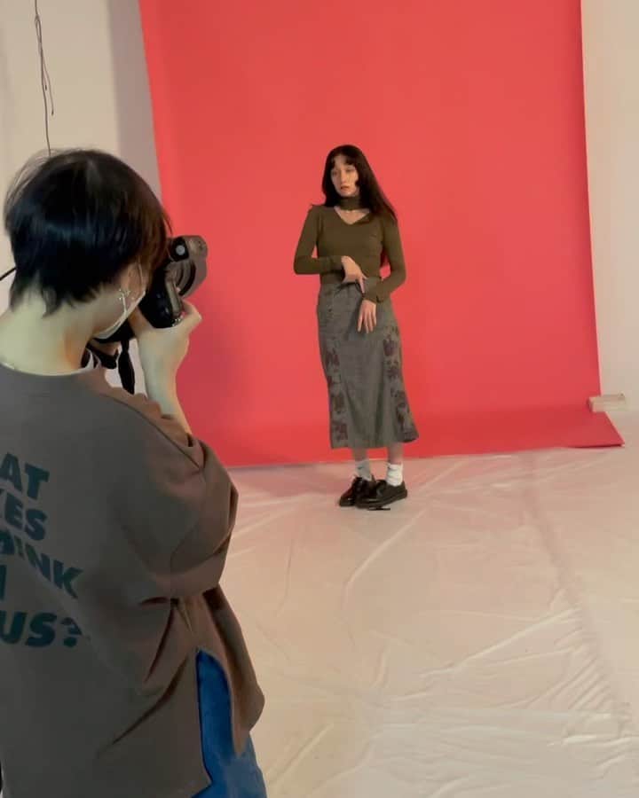 長井短のインスタグラム：「今売ってる装苑に久しぶりに出てるよ〜！19歳で演劇モデル始めて、一番最初に私を見つけてくれた(と勝手に思っている)雑誌なので、本当に嬉しかった〜〜🔥 雑誌業界も、装苑も、この十年で色々変化したけど、いつまでも大好きなスタジオだなと思いました💫そして癖はいつまでも変わらない😂😂😂」