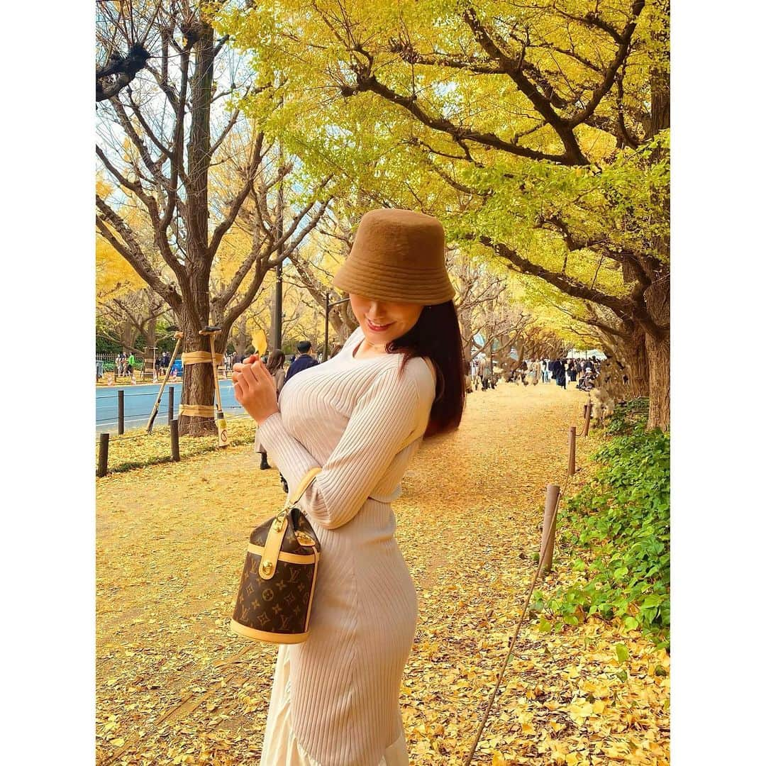 田名網理恵子さんのインスタグラム写真 - (田名網理恵子Instagram)「黄色い絨毯が綺麗💛 来年も来れますよーにっ💛 ・ ・ #銀杏並木#外苑前いちょう並木  #autumn#2022autumn」12月1日 19時06分 - 1004rieko