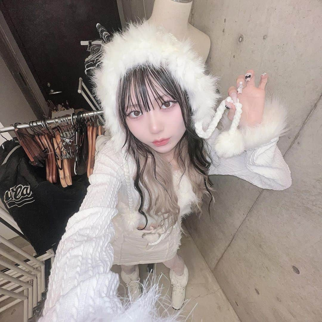 謝花南さんのインスタグラム写真 - (謝花南Instagram)「🌨️🌨️🌨️ . . . . . . #ロングヘア #ハイトーンカラー #前髪インナーカラー #裸眼メイク #ホワイトコーデ #冬コーデ #shein #fashion #y2k」12月1日 19時08分 - neverlandahh