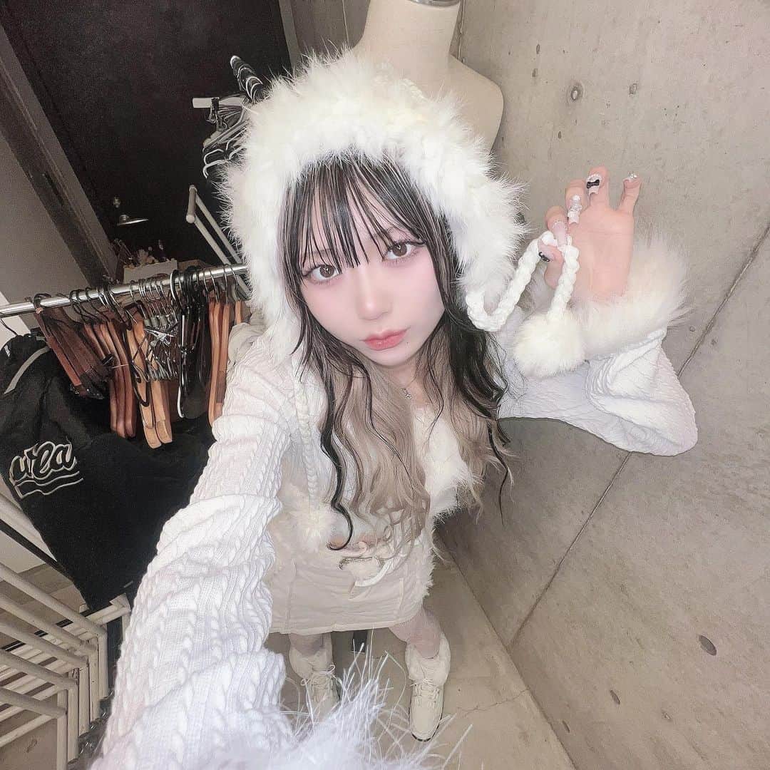 謝花南のインスタグラム：「🌨️🌨️🌨️ . . . . . . #ロングヘア #ハイトーンカラー #前髪インナーカラー #裸眼メイク #ホワイトコーデ #冬コーデ #shein #fashion #y2k」