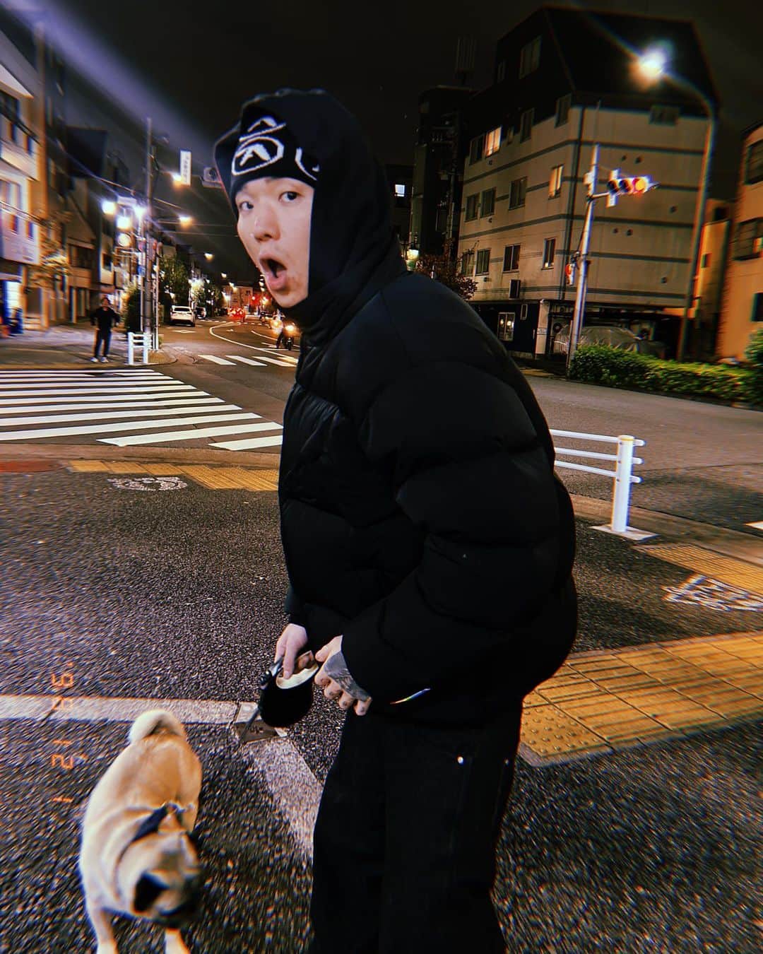 カワグチジンのインスタグラム：「最近BADBOY @badboy_jp_limited  のクリエイティブディレクションというか、まぁお洋服作るとかそういうことを楽しんでやってて  そしたら春くらいかな？KOHHくんから連絡があって @dogs.oji とBADBOYのコラボレーションを作ろう！という話が始まって約6ヶ月くらい服のディテールや素材やらとにかくこだわり抜いて作ったアイテムがようやく発表出来ました✨  オンライン販売の予定は今のところ無いらしいのですが、 @dogs.oji の店舗で購入出来るようです。もう既にサイズ欠けが出ているようで、是非店舗で手に取ってみてくださいませ･:*+.\(( °ω° ))/.:+  @badboy_jp_limited  @dogs.oji」
