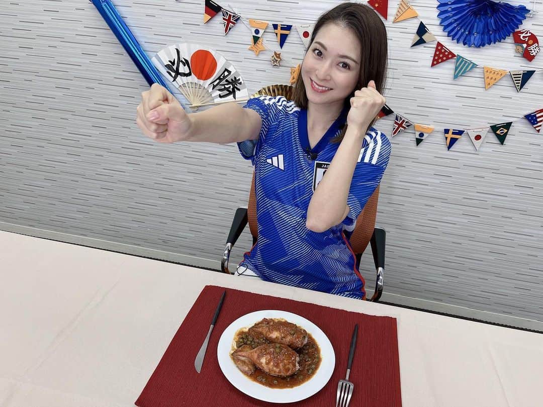 住田紗里のインスタグラム：「金曜日の朝4時からは、 「日本×スペイン」です！ ABEMAで無料生中継です⚽️ 全力で応援します！  写真は、「あら、いーな」のライバル飯企画で、「カラマレス　レジェノス　ア　ラ　カタラナ」を作った時のものです。  #日本代表#サッカーワールドカップ#ワールドカップ#W杯#サッカー#スペイン戦#カラマレスジェノレスアラカタラナ#ABEMA無料生配信」