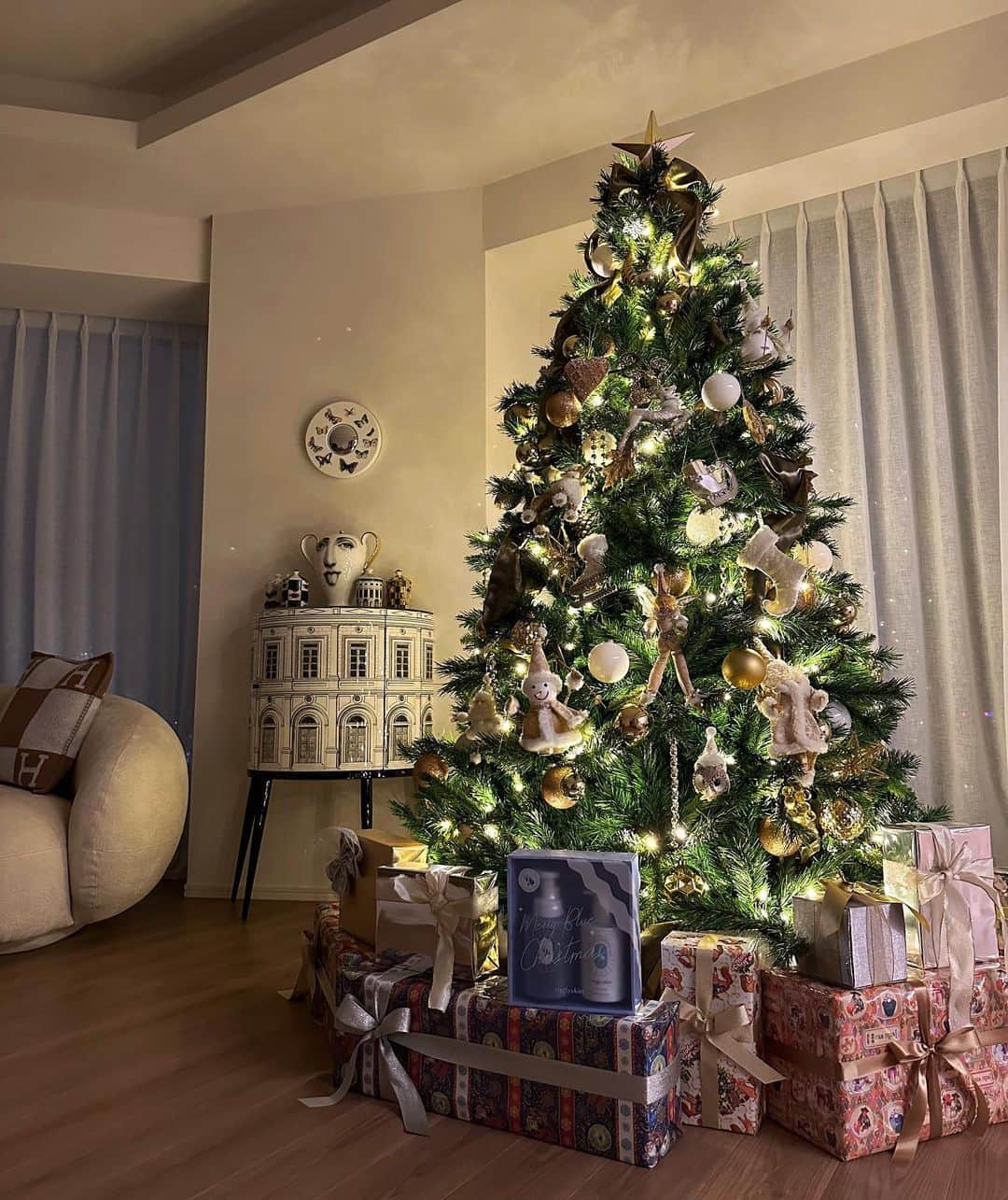 megbabyのインスタグラム：「もう12月🎅🏻 我が家にもツリー🎄飾りました✨  今年はたくさんの方へプレゼント🎁を用意しています❤️🫶🏻ふふ🤭  #christmastree」