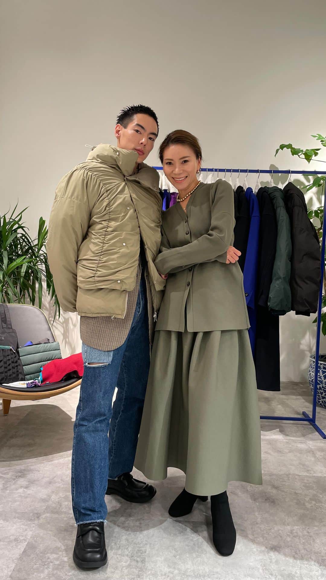 岩崎拓馬のインスタグラム：「・ 初めましての @un3d_official で モデルの @happy_takuma とホリデーシーズンに着たい服をご紹介しました！  立体的だったり、1枚で華やぐアイテムが多い @un3d_official の素敵アイテムをぜひ見てね！  彼と共用できるアイテムも沢山あるから、クリスマスプレゼントにもオススメ！  春夏の予約アイテムもご紹介したけど、パット付きアメスリタンクが最高過ぎて、3色予約してきた😂❤️  @happy_takuma と出演しているYouTubeもアップされているのでストーリーから見てね！ ・ ・ #PR #un3d  #アンスリード」