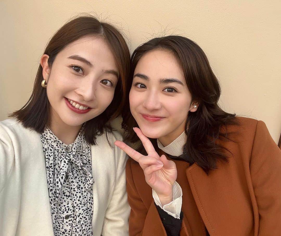 日比麻音子のインスタグラム：「ずーっと会いたかったゆうなちゃん、 やーっと会えた🤍！！  ホノルルマラソンでご一緒したのが2019年。 あれからあっという間に月日が経って、 すっかり世界も変わってしまって。  会いたい気持ちばかり募らせてなかなかゆっくり会えなかったここ数年、 ようやく会えました🫶  ゆうなちゃんがいなかったら、 わたしの42.195kmはなかったと言ってもいいくらい、 ゆうなスマイルを追いかけた長旅だったなぁ🏃‍♀️  皇居ランで練習した日のこととか、 お揃いTシャツ着てた取材日とか、 マラソン後の打ち上げのこととか、 (私だけすっかりビールでほろ酔いで目が開いてません🤣) たくさんの思い出が溢れます🤙  今年は３年ぶりの開催のようですね！ 近藤アナも走ります🏃‍♀️ わたしたちの時に番組サポーターとして現地で応援してくれた吉田沙保里さんも🏃‍♀️ 楽しみー！  と思いつつ、 私たち本当によく走り切れたね、と ゆうなちゃんと笑い合った時間でした☺️✨  たっぷり癒されて師走も走り抜けられそうです🏃‍♀️🏃‍♀️  #平祐奈 ちゃん #ホノルルマラソン 2019 #フルマラソン #初挑戦 でした！」
