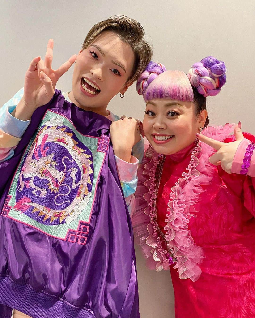 たけたろうのインスタグラム：「ㅤㅤㅤㅤㅤㅤㅤㅤㅤㅤㅤㅤㅤ もうなんて言えばいいかわかんないけど、最高‼️‼️‼️‼️‼️  ずっっとずぅっっっっと憧れてて、大好きな芸能人の方と、初めて会ってお仕事が出来たことが嬉しすぎて気絶、、😭😭😭何度お会いしても、ファーストリアクションばりの悲鳴をあげてしまったもうバグってた自分🤣❣️  初めてメイク始めたきっかけというか、僕がこういうメイクに目覚めたきっかけも渡辺直美ちゃんだし、初めて海外コスメ買うきっかけになったのも渡辺直美ちゃん、tiktok入れたきっかけも直美ちゃんの動画を見たかったから、😭 ちなみに、インスタもtiktokも初フォローは直美ちゃん😭💕😭💕  そんっっな僕の中の夢の中の方と会えて、それも動画を撮れたことがバグすぎる...🥹❣️🥹マジで感情がずっと迷子wwwwwww それに動画見たことあるよ、って言ってもらって気絶、𝐏𝐮𝐧𝐲𝐮𝐬の服着てくれてるよねって言われ気絶、しかもめちゃめちゃ面白くて、優しくて、気絶、、そしてとびっきりCute°な方でした💖💖💖💖💖💖💖  tiktokを始めて、初めてこんなにもtiktokを頑張ってきた自分に感謝した😭💖夢って叶うんだなってしみじみ思ってる🥲✨  一緒に撮ったコラボ動画の公開日はまだわからないけど、絶対告知するので見て、めっちゃ手応えあるそれくらいお気に入り‼️🤲🏻☀️✨   P.S.最初で最後にするわけにはいかなくなったので意地で仕事頑張ります  #tiktokドリーム #サイン書いていただけばよかった #顔に」