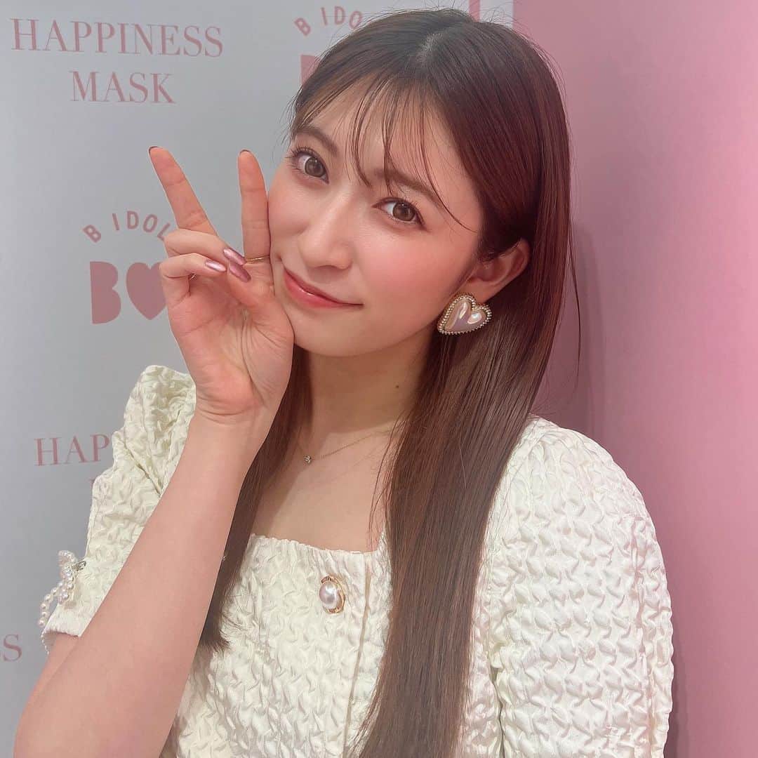 吉田朱里のインスタグラム：「@bidol_official ポップアップ お越しくださった皆様ありがとうございました☺️✨ . 狙ってた商品はゲットできましたか？🫣💓 最終日には2ショット会も出来て 普段B IDOLの商品を使ってくださってる方々に直接お会いできて 嬉しかったです😍❤️ . B IDOLへの想いも直接伝えてくれる方もたくさんいて、頑張ってきてよかったなぁ💓と思いました☺️✨ . またポップアップできるように 頑張ります✨全国いろんなところ周りたいな〜💗💙 . 2ショット会は抽選だったので… 参加できなかった方へ合成用の 写真を撮ったのでご自由に お使いくださいませ😭🙏笑」