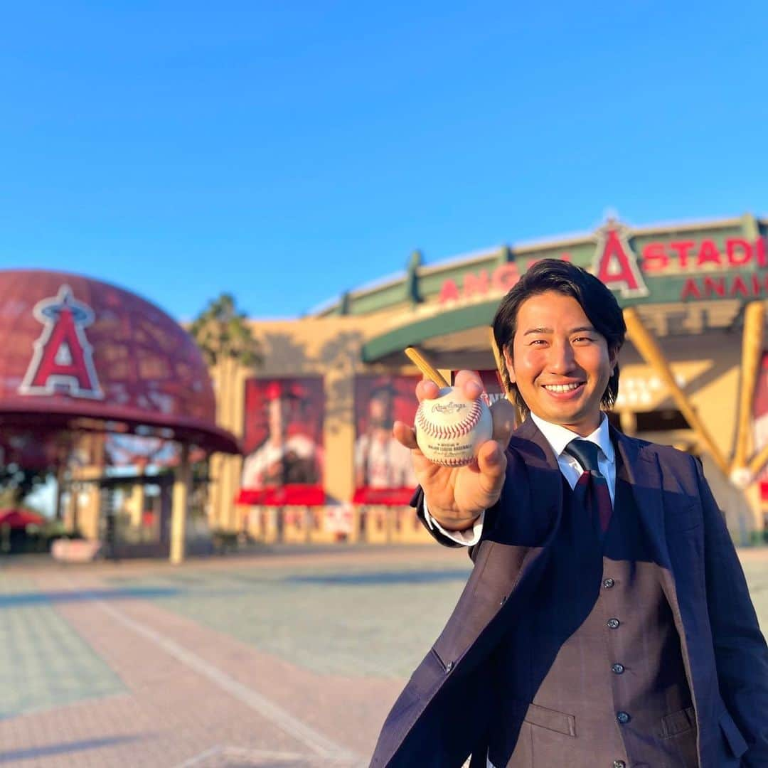 福田太郎さんのインスタグラム写真 - (福田太郎Instagram)「ただいま！日本に帰ってきました！ ⠀ 学び抜いた経験や、素晴らしい出会いを 皆さんのワクワクに還元することが 僕に出来る、恩返しだと思っています。 ⠀ 楽しみに待って下さっていた、あなたのために！ 思いっ切り、全力で前進します！！！ ⠀ #アメリカ 最高だったよ！ありがとう！ #日本 とっても素敵だよ！またよろしくね！ #TaroFukuda #福田太郎 #楽しみしかないよ！ ⠀ さぁ！今日からリスタートです。 １０ヶ月の休職を経て、職場復帰しました。 雪降る北海道のひんやりする感じが、 高まる気持ちを、引き締めてくれます。 ⠀ 皆さんに感謝して、パワーアップした自分を信じて どんどんアウトプット！ガンガンいきます！！ 一緒に、熱く盛り上がってくれますか？ ⠀ #12月3日（土）#サッポロファクトリー #onちゃん25周年誕生会 でお会いしましょう！ #MLB #メジャーリーグ 武者修行の旅 完 #ファイターズ #新球場 #ボールパーク はじまる」12月1日 21時42分 - htb_tarofukuda