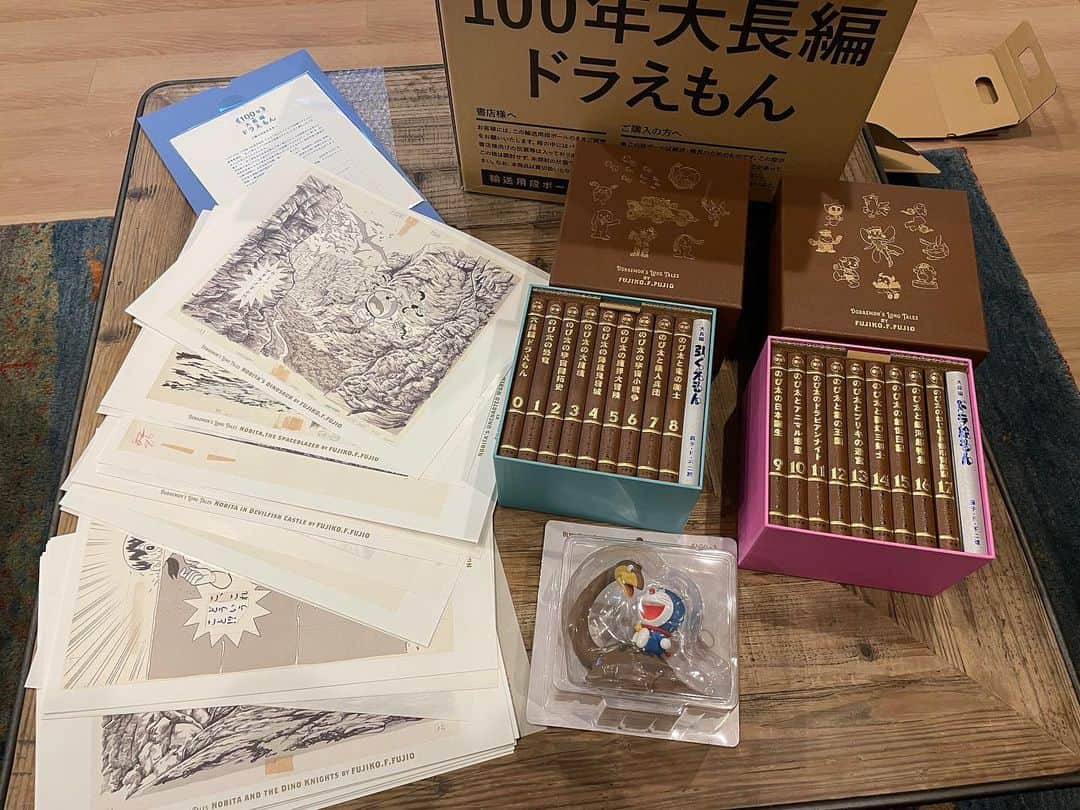 岡峰光舟のインスタグラム：「うおー！！ やべえの届いた！！ 確か今年の初め頃に注文してて「12月1日発送予定」って書いてあったわ！！ 忘れかけてた！！ ドラえもん大長編で育った俺感涙！！内容物もやべえ！！ 原稿のリトグラフとかやべええ！！ #100年大長編ドラえもん #ドラえもん」