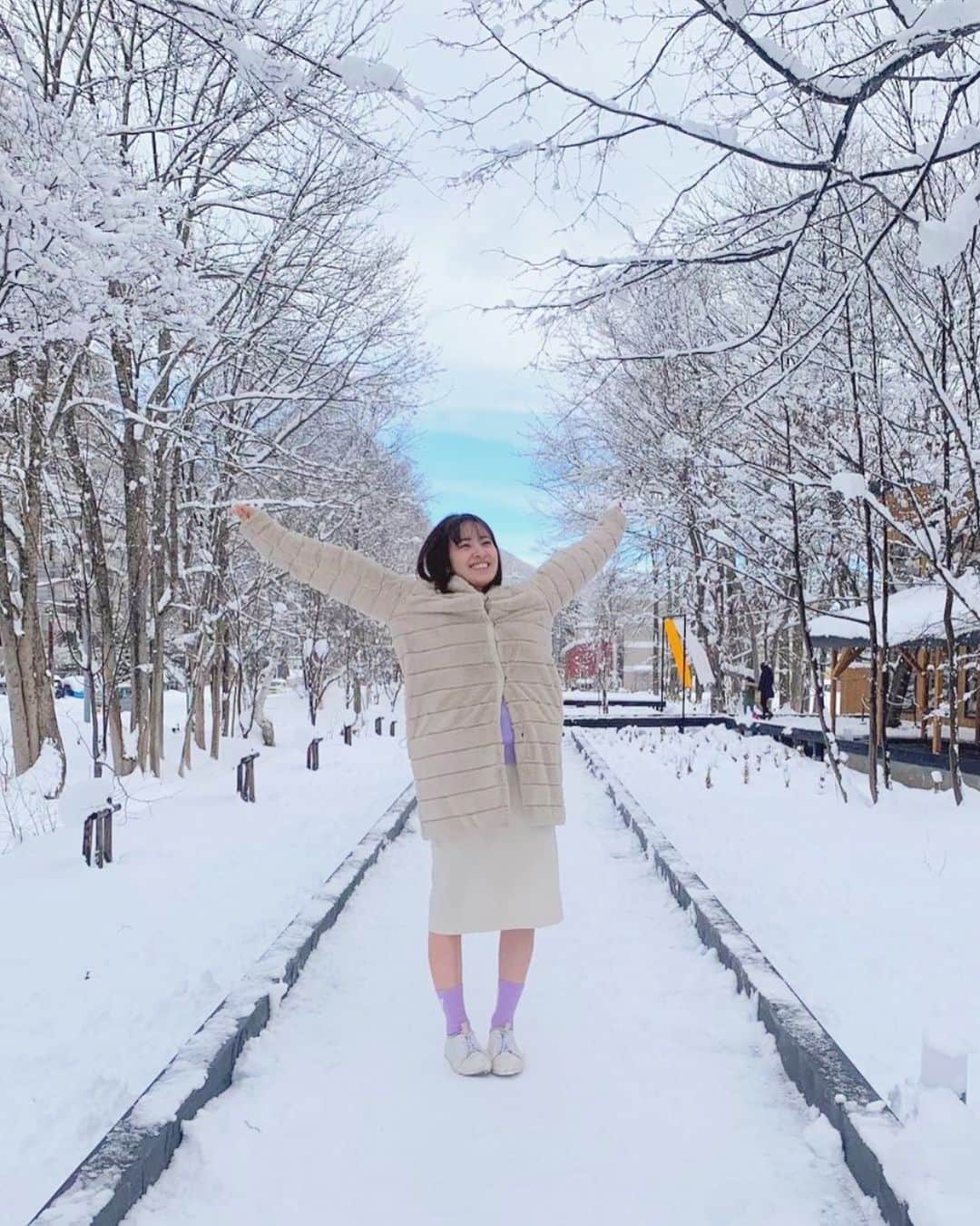 河出奈都美のインスタグラム：「冬きたーーーーーー☃️  #12月 #いきなり #寒い #やられた #写真は去年のです #髪が短いですね #冬#雪#雪景色 #winter#snow #日本テレビ #アナウンサー #河出奈都美」